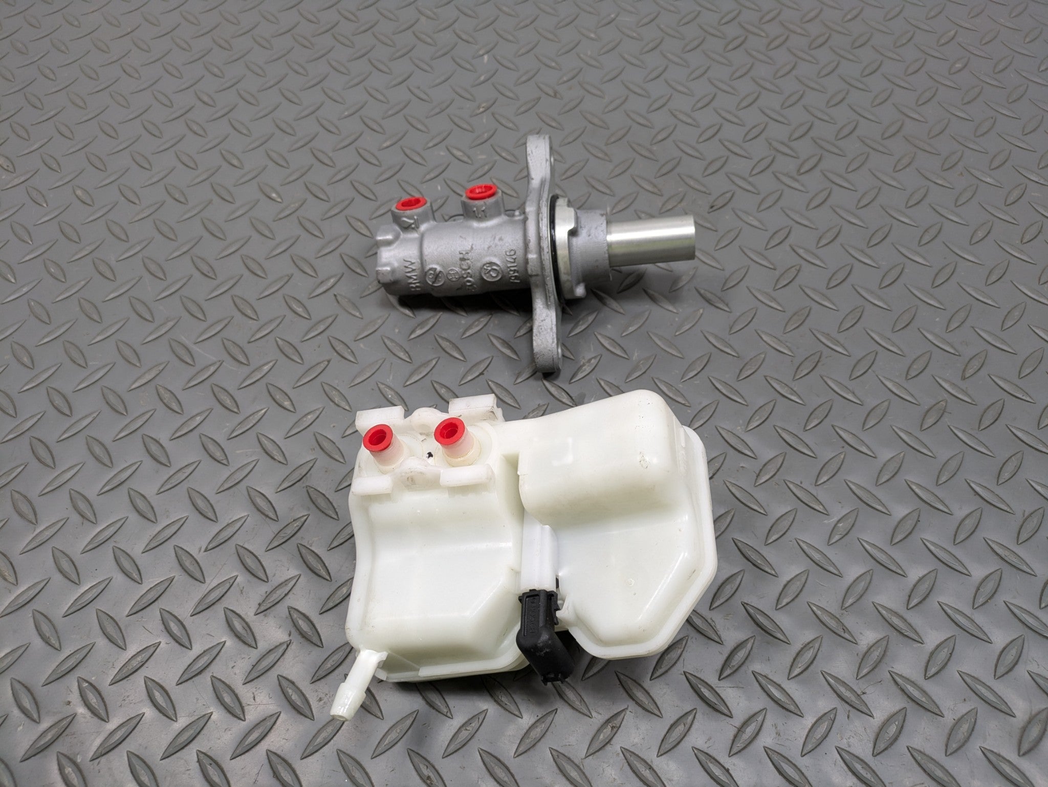 2014 - 2017 MINI COOPER OEM BRAKE MASTER CYLINDER WITH RESERVOIR TANK ASSEMBLY