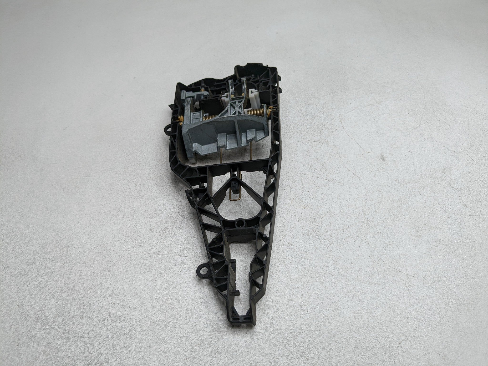 2014 - 2017 MINI COOPER OEM EXTERIOR DOOR HANDLE BRACKET FRONT LEFT DRIVER SIDE