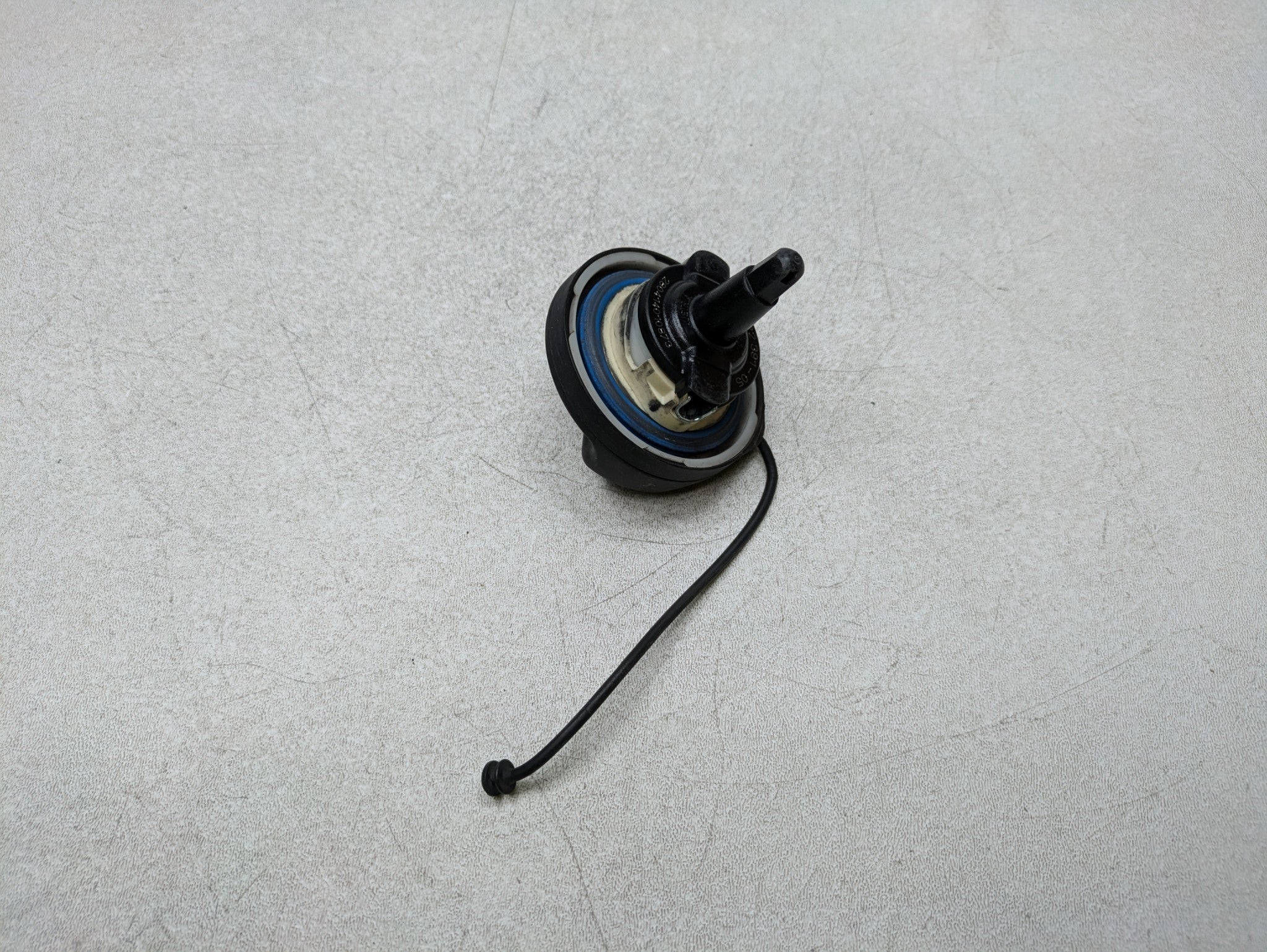 2014 - 2017 MINI COOPER OEM FUEL GAS TANK RESERVOIR FILLER COVER CAP BLACK