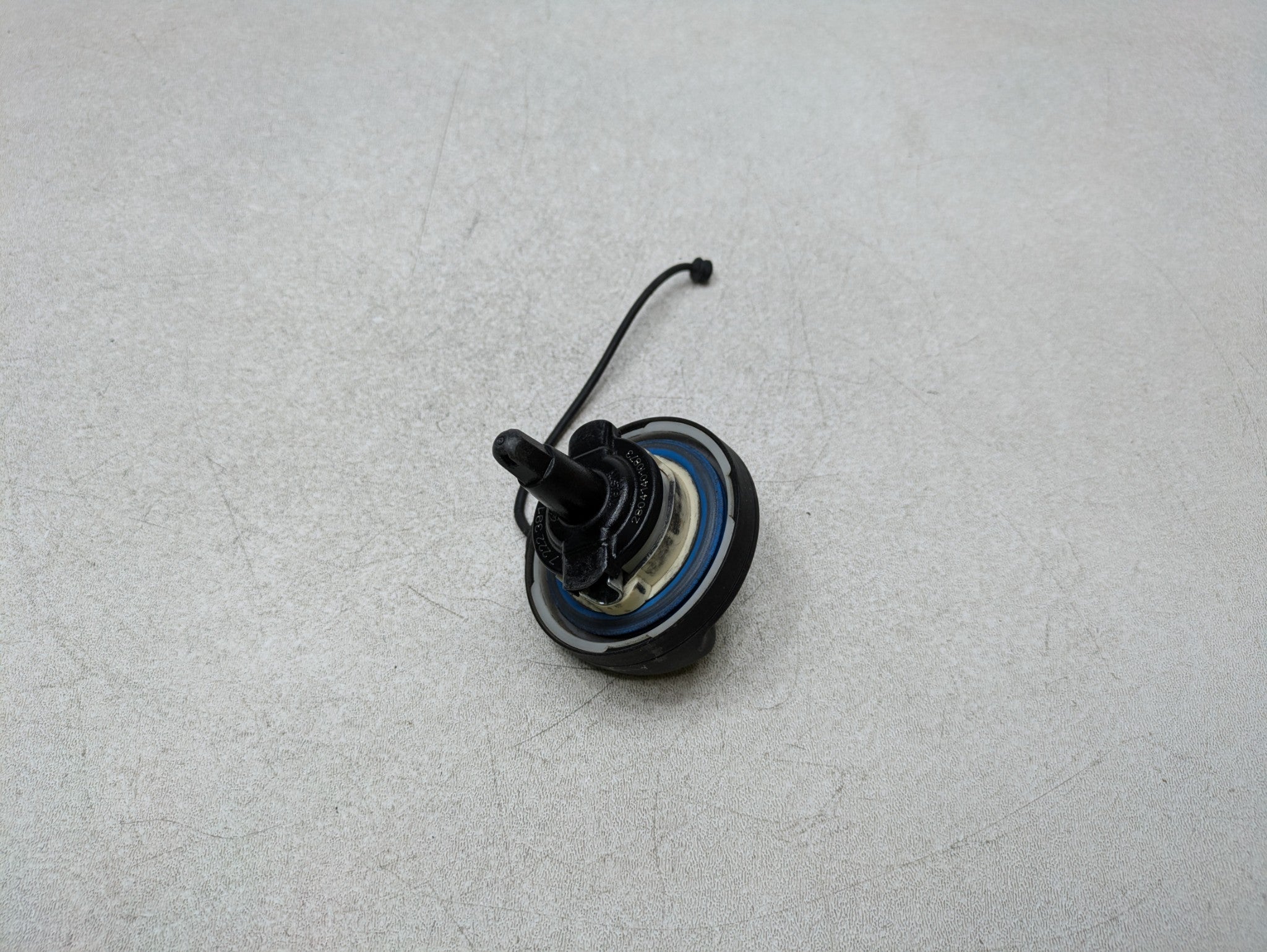 2014 - 2017 MINI COOPER OEM FUEL GAS TANK RESERVOIR FILLER COVER CAP BLACK