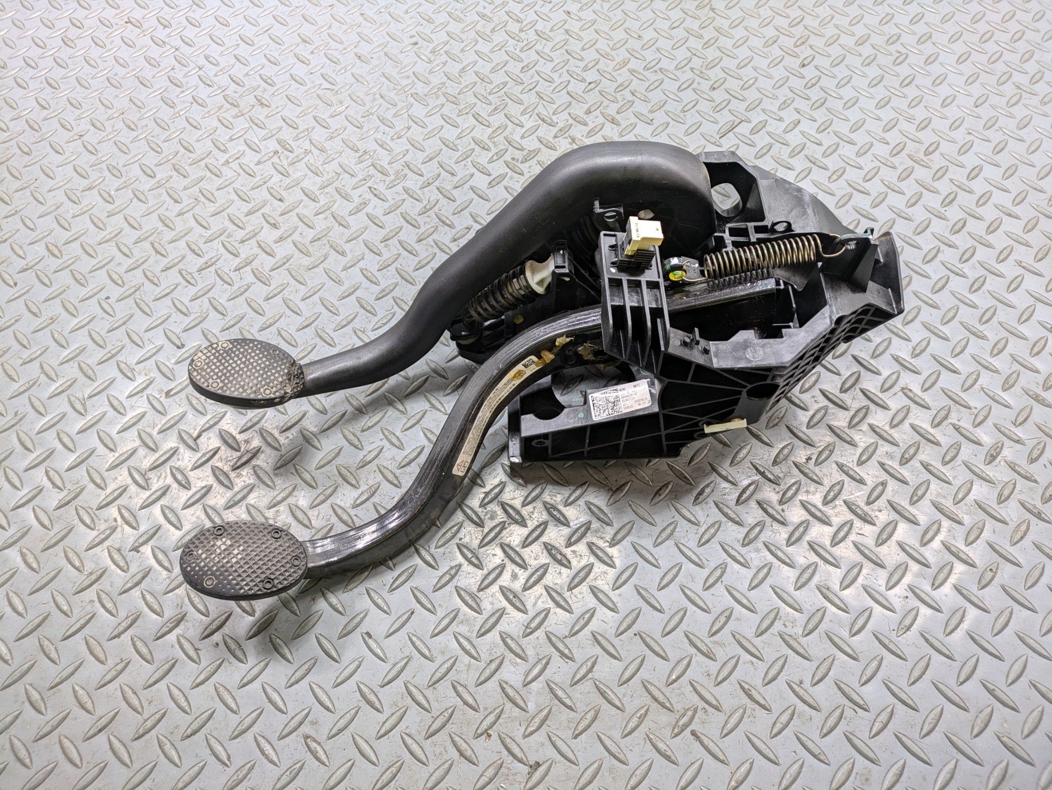 2014 - 2017 MINI COOPER OEM BRAKE STOP PARKING AND CLUTCH PEDAL ASSEMBLY