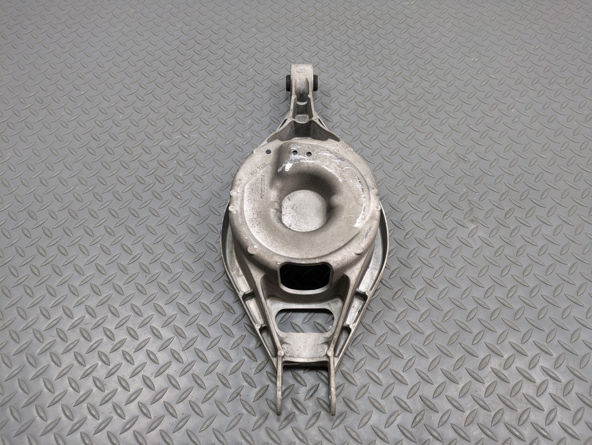 06 - 10 INFINITI M35 OEM LOWER CONTROL ARM MAIN SPRING SUPPORT REAR RIGHT SIDE