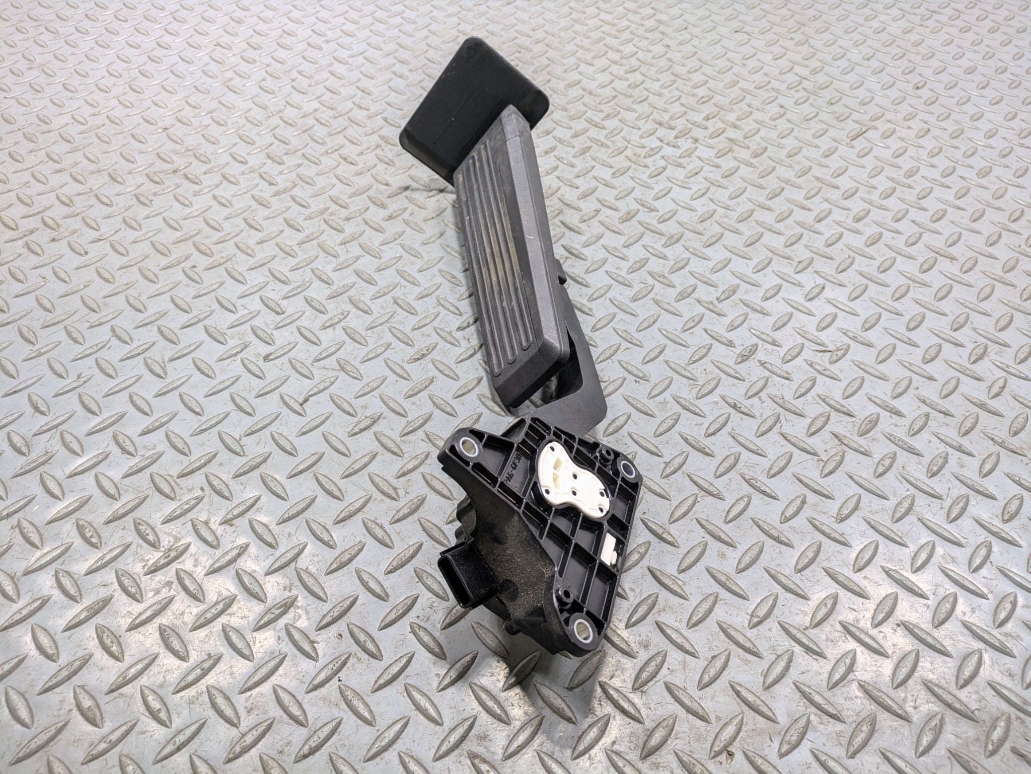 06 - 10 INFINITI M35 OEM GAS ACCELERATOR THROTTLE FOOT PEDAL LEVER WITH SENSOR