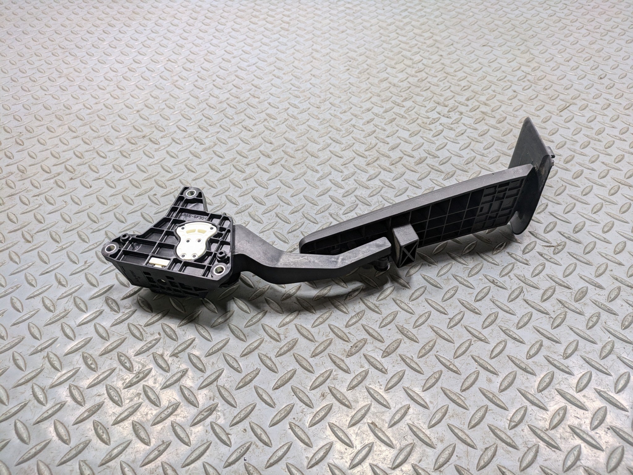06 - 10 INFINITI M35 OEM GAS ACCELERATOR THROTTLE FOOT PEDAL LEVER WITH SENSOR