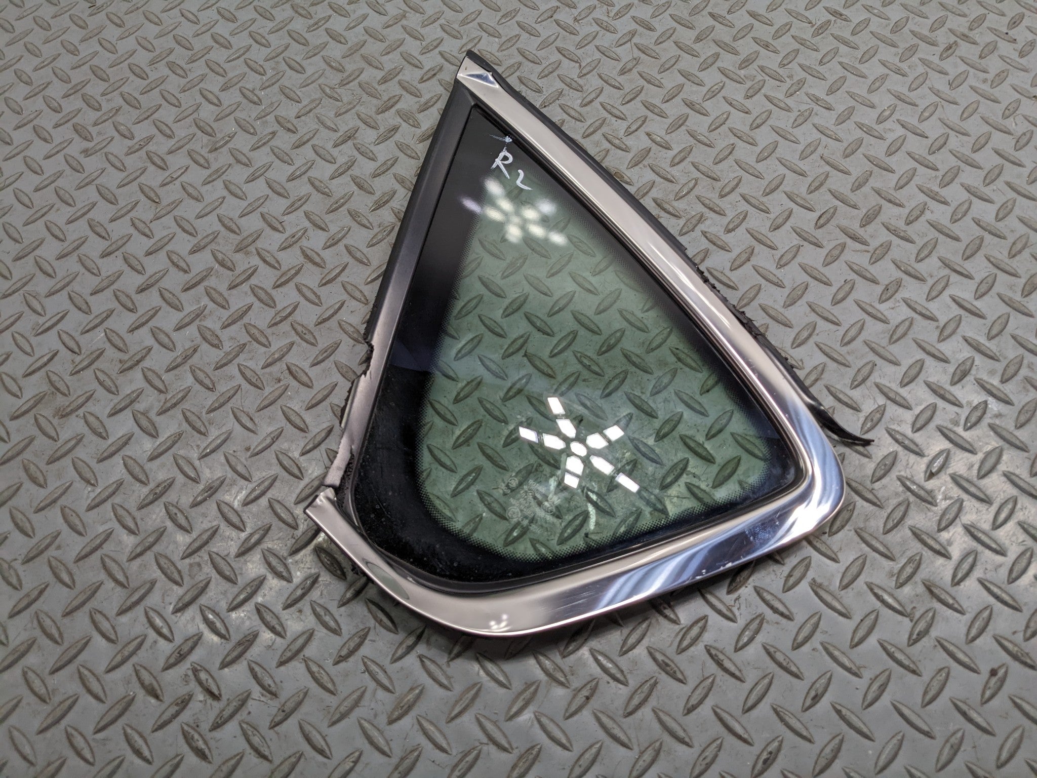 06 - 10 INFINITI M35 OEM QUARTER GLASS WITH CHROME STRIP REAR LEFT DRIVER SIDE