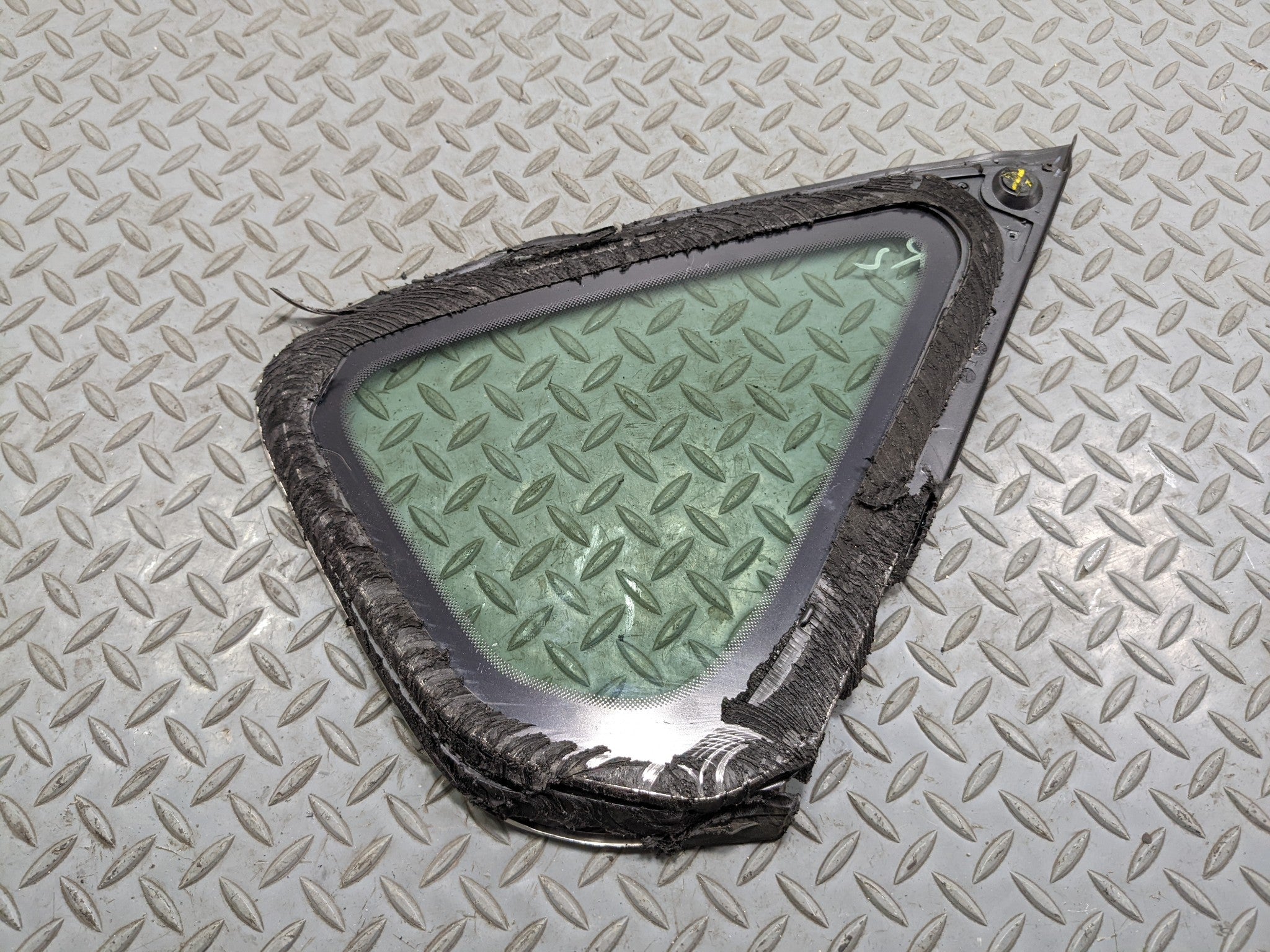 06 - 10 INFINITI M35 OEM QUARTER GLASS WITH CHROME STRIP REAR LEFT DRIVER SIDE