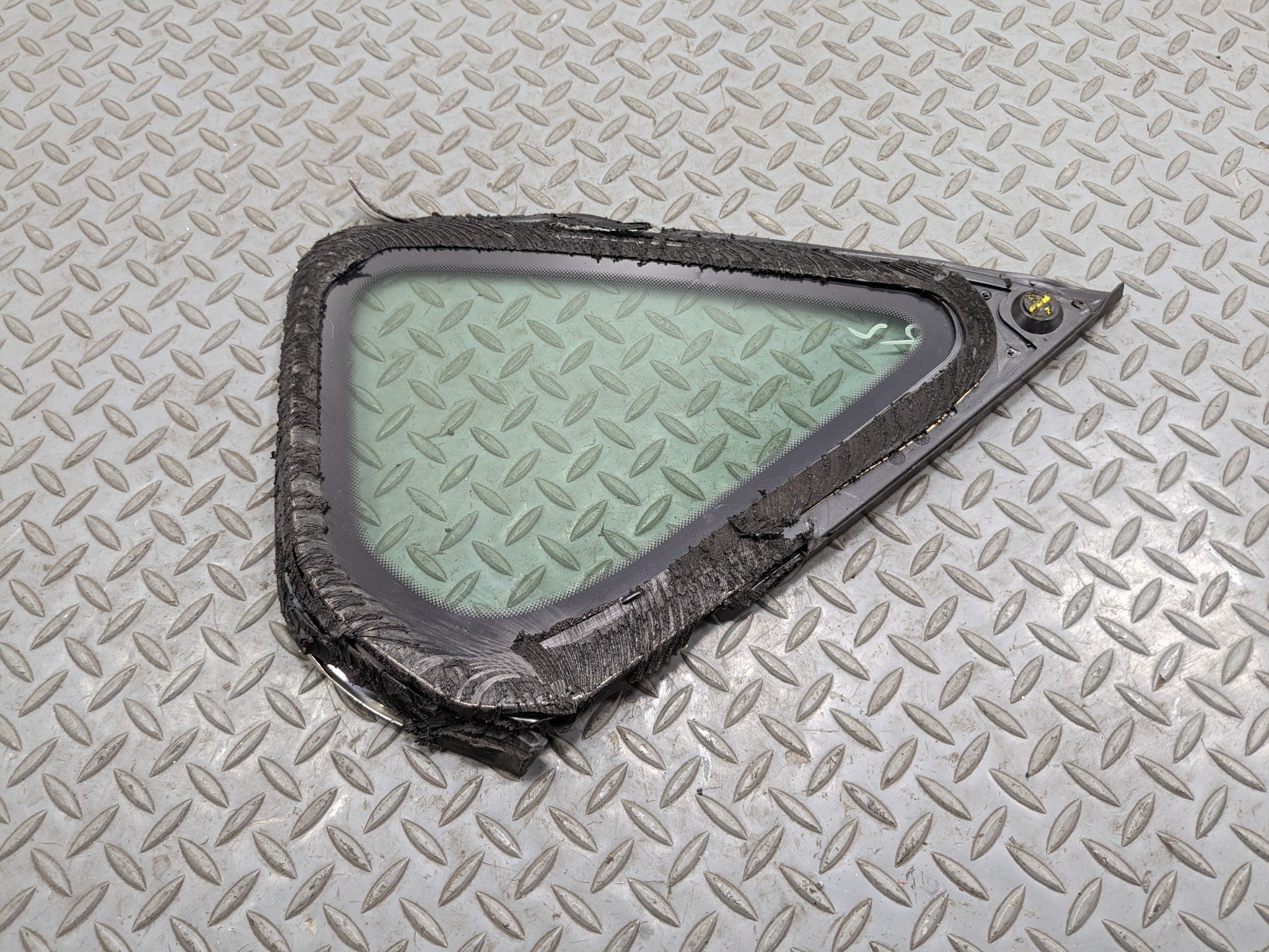 06 - 10 INFINITI M35 OEM QUARTER GLASS WITH CHROME STRIP REAR LEFT DRIVER SIDE