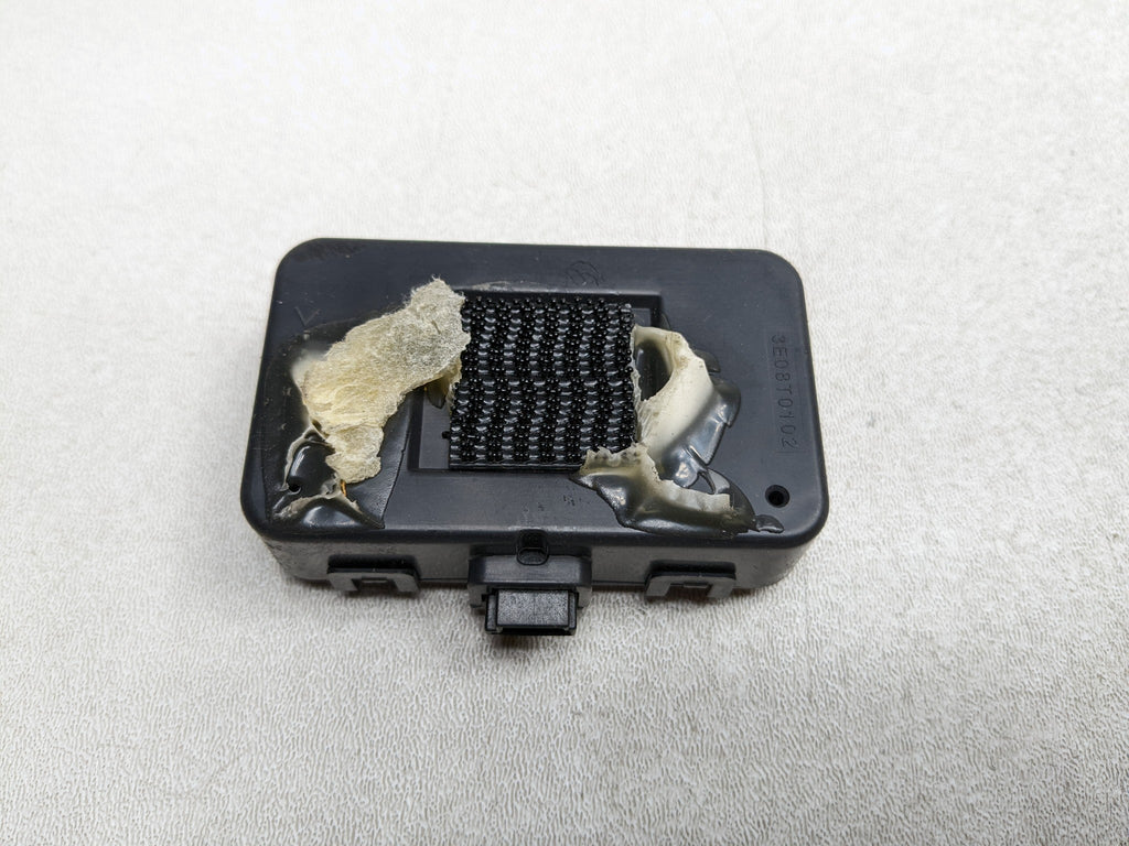 2008 - 2015 LAND ROVER LR2 OEM KEYLESS ENTRY ANTENNA RECEIVER MODULE