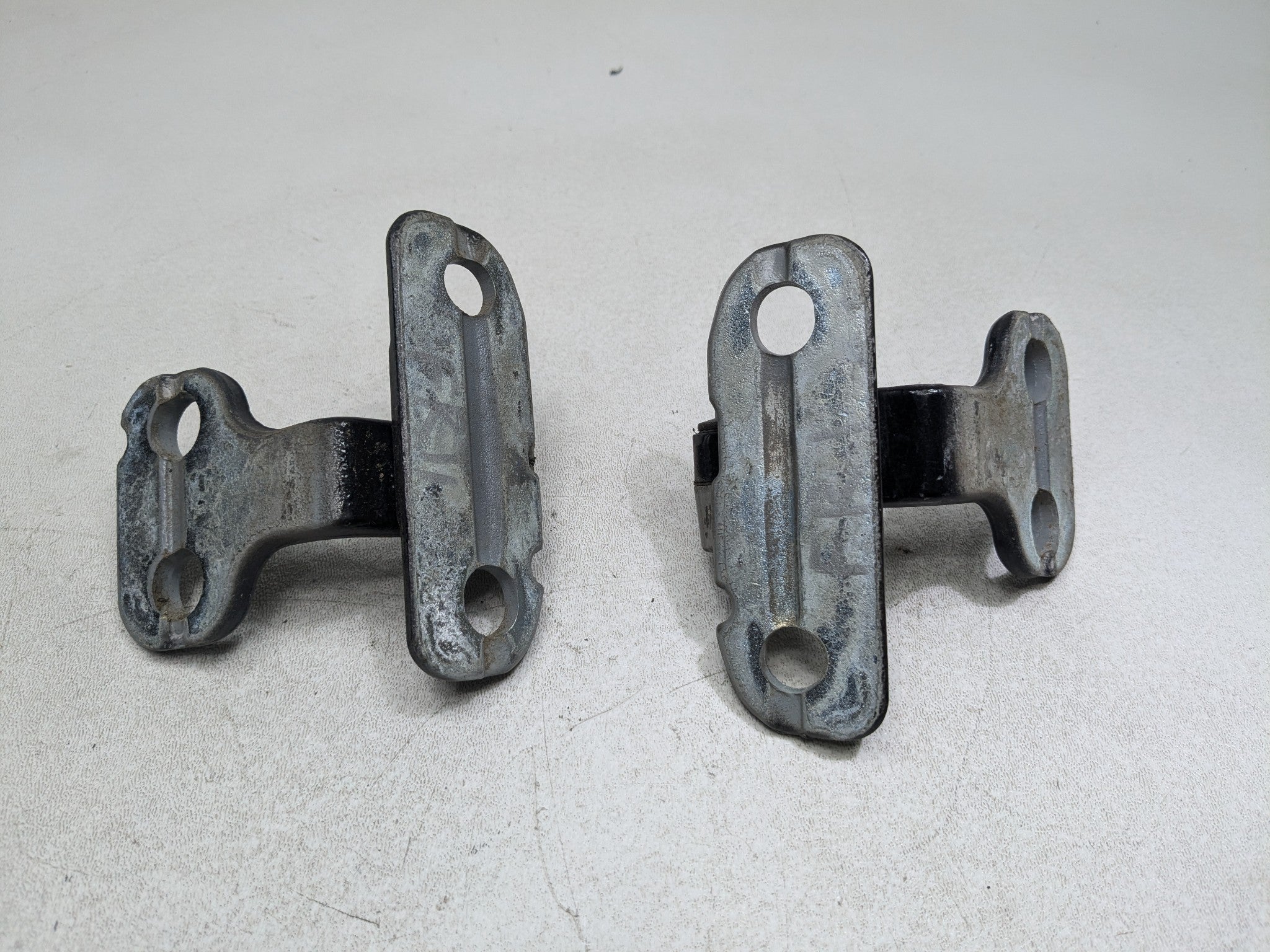 2008 - 2015 LAND ROVER LR2 OEM DOOR HINGES UPPER AND LOWER FRONT RIGHT SIDE