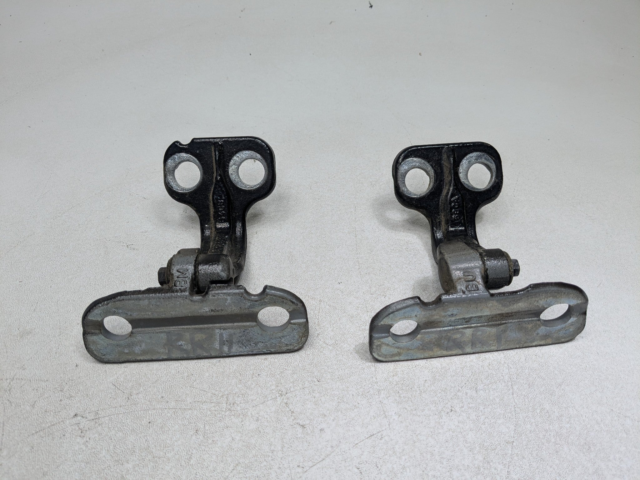 08 - 15 LAND ROVER LR2 OEM DOOR HINGES UPPER AND LOWER REAR RIGHT PASSENGER SIDE