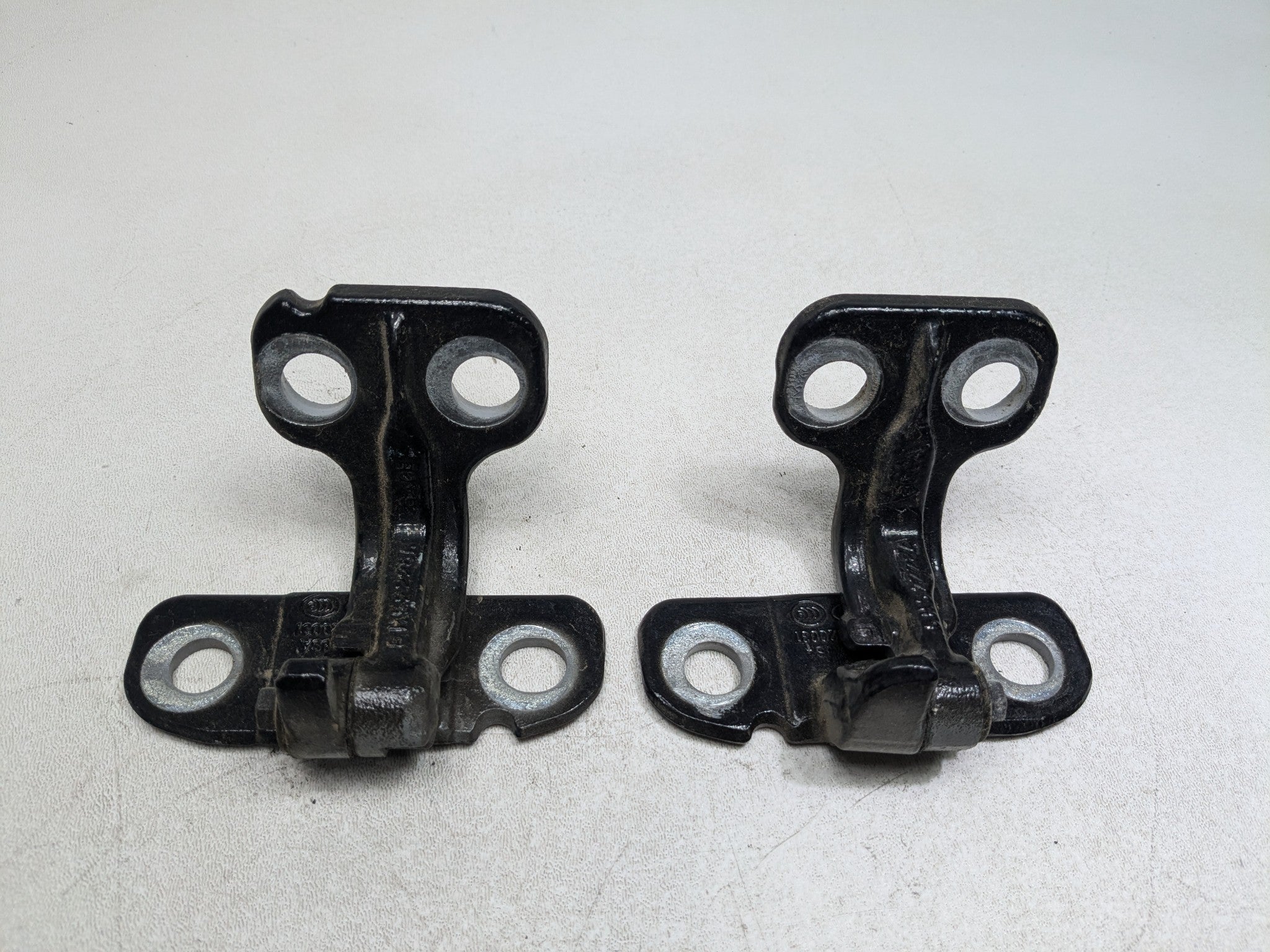 08 - 15 LAND ROVER LR2 OEM DOOR HINGES UPPER AND LOWER REAR RIGHT PASSENGER SIDE