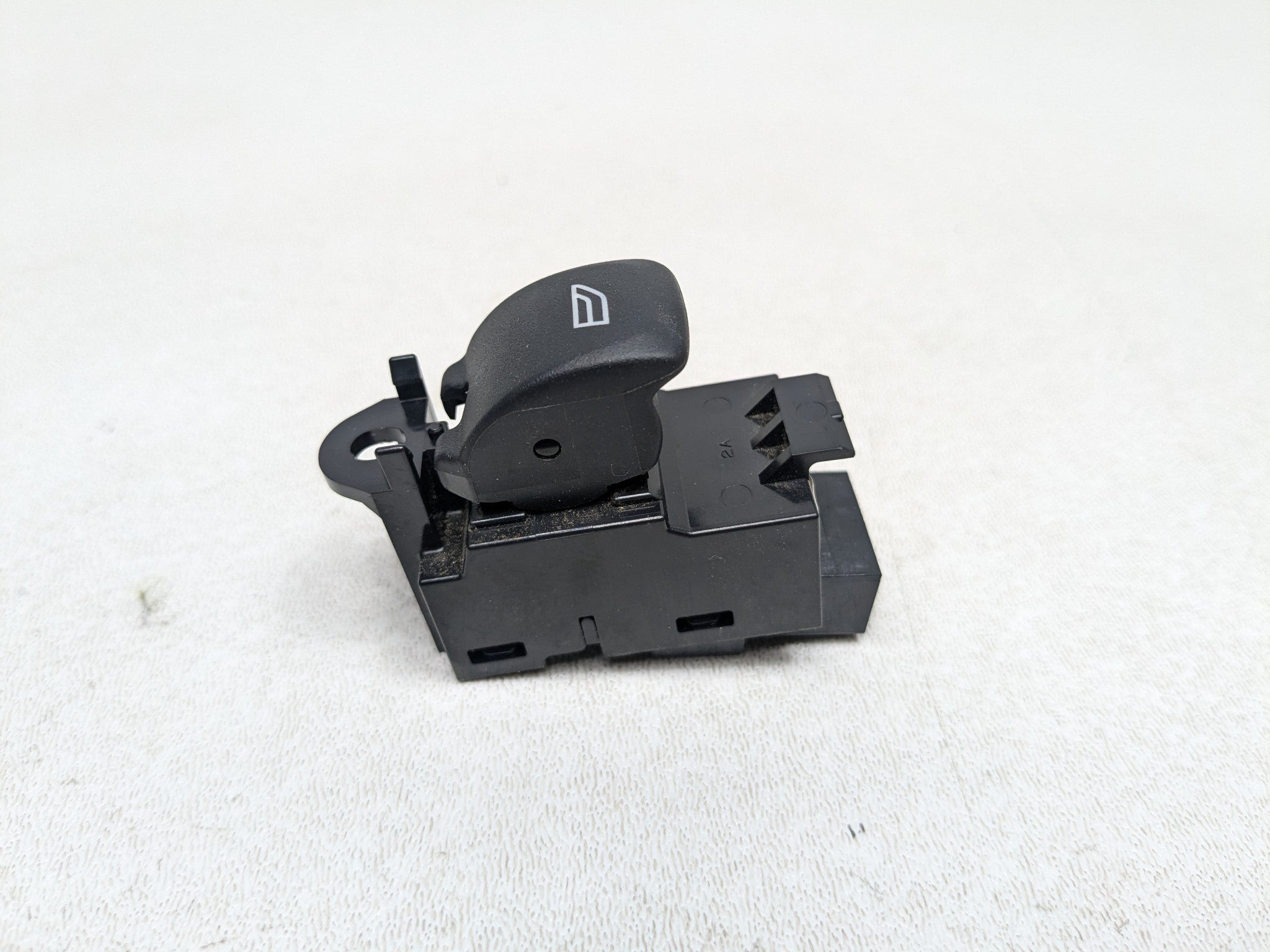 2008 - 2015 LAND ROVER LR2 OEM DOOR WINDOW CONTROL SWITCH REAR LEFT DRIVER SIDE