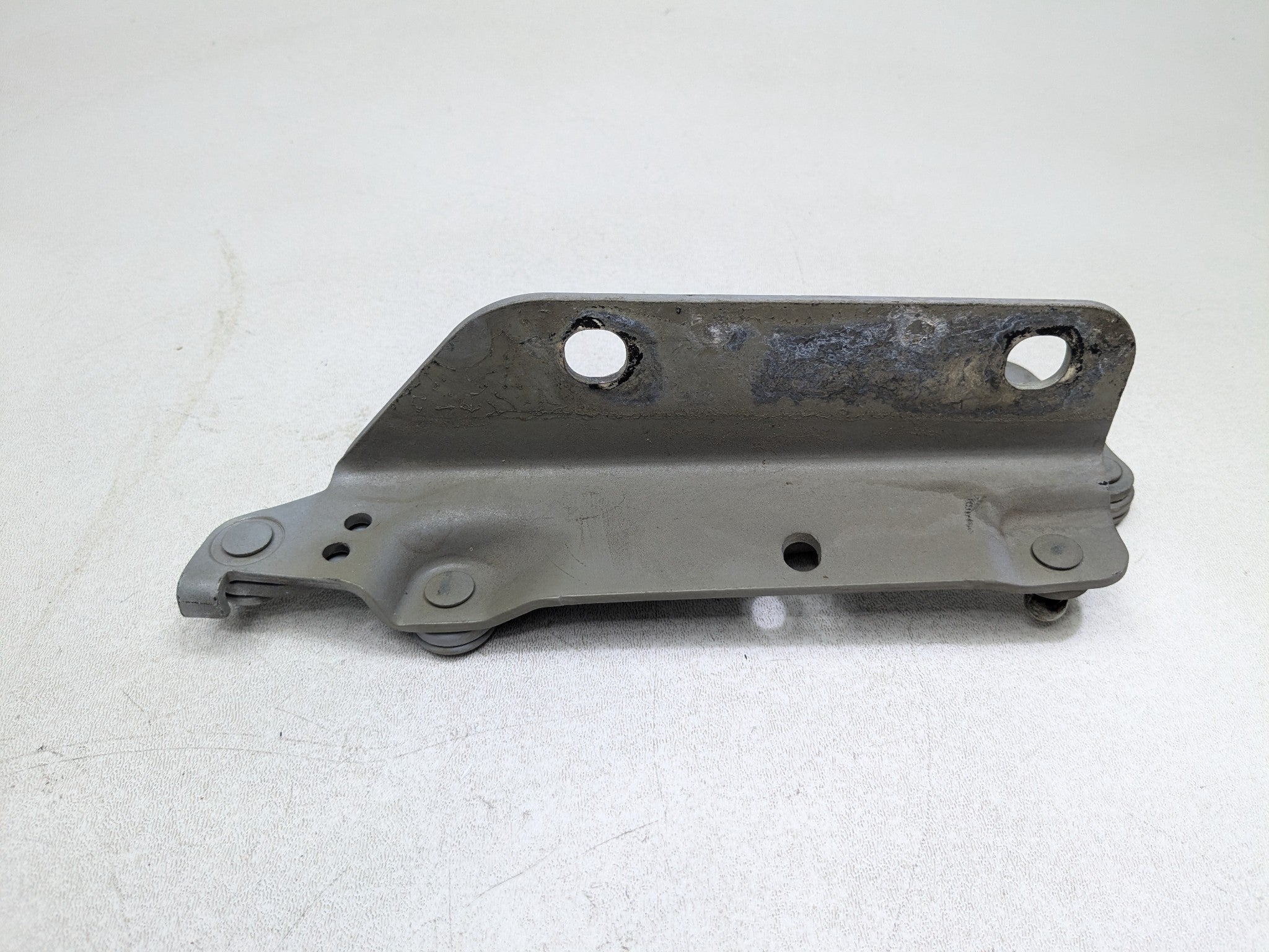 2008 - 2015 LAND ROVER LR2 OEM HOOD HINGE SUPPORT BRACKET FRONT LEFT DRIVER SIDE