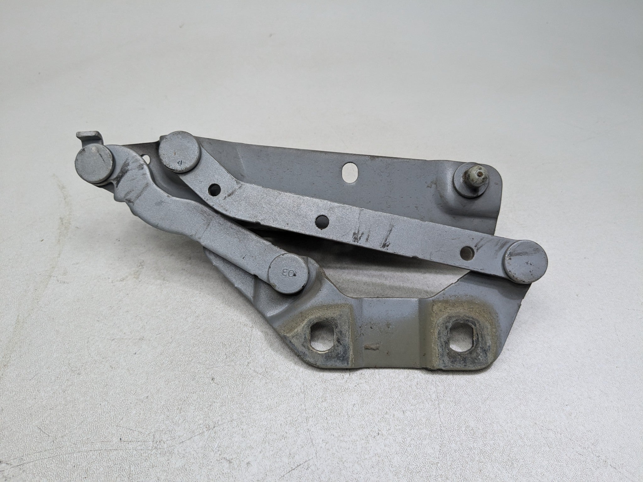 2008 - 2015 LAND ROVER LR2 OEM HOOD HINGE SUPPORT BRACKET FRONT LEFT DRIVER SIDE