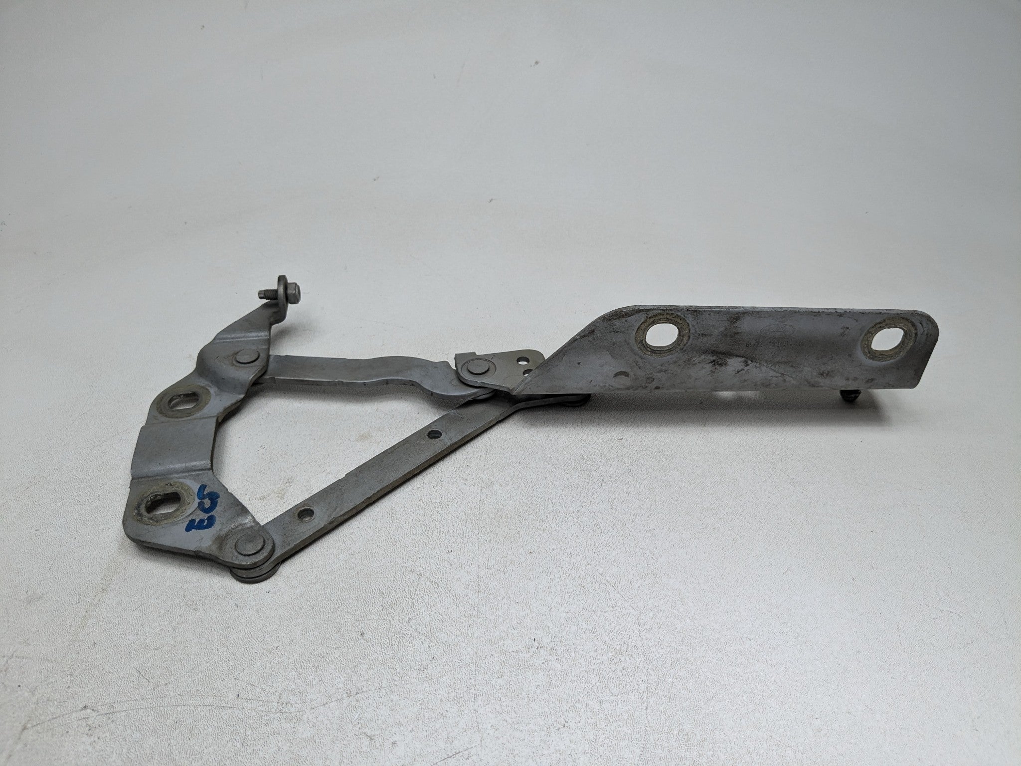 08 - 15 LAND ROVER LR2 OEM HOOD HINGE SUPPORT BRACKET FRONT RIGHT PASSENGER SIDE