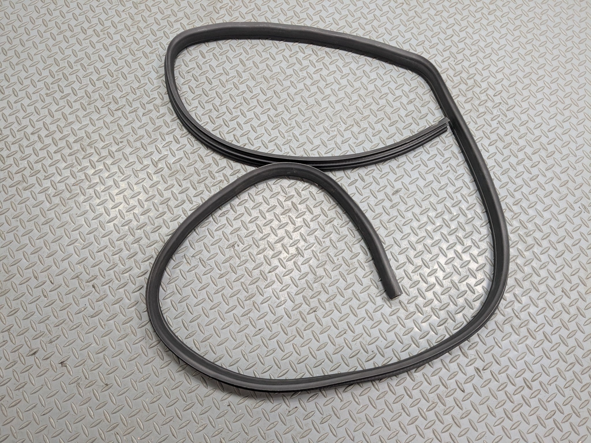 08 - 15 LAND ROVER LR2 OEM DOOR SEAL WEATHER STRIPPING RUBBER REAR RIGHT SIDE