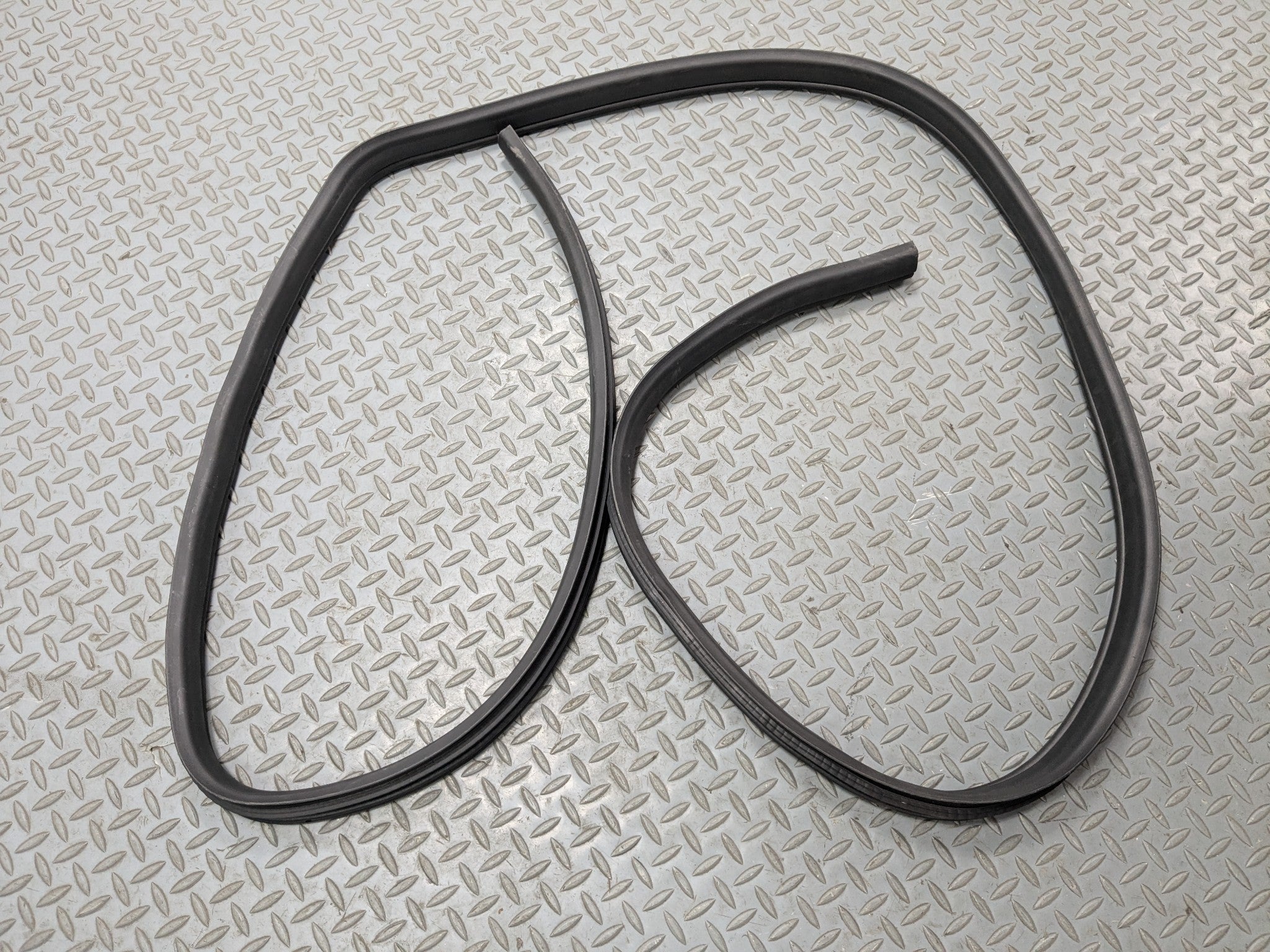 08 - 15 LAND ROVER LR2 OEM DOOR SEAL WEATHER STRIPPING RUBBER REAR RIGHT SIDE