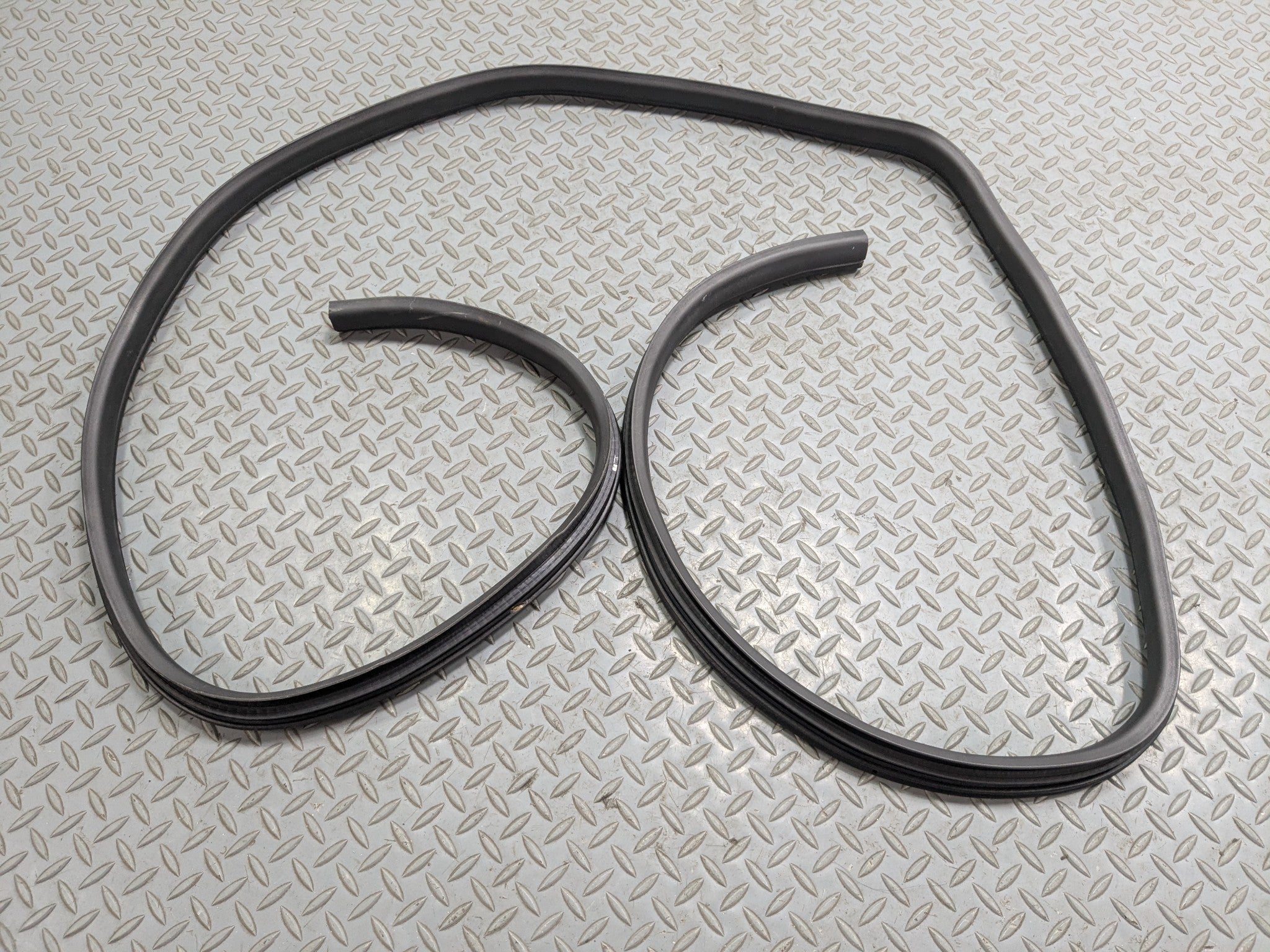 2008 - 2015 LAND ROVER LR2 OEM DOOR SEAL WEATHER STRIPPING RUBBER REAR LEFT SIDE