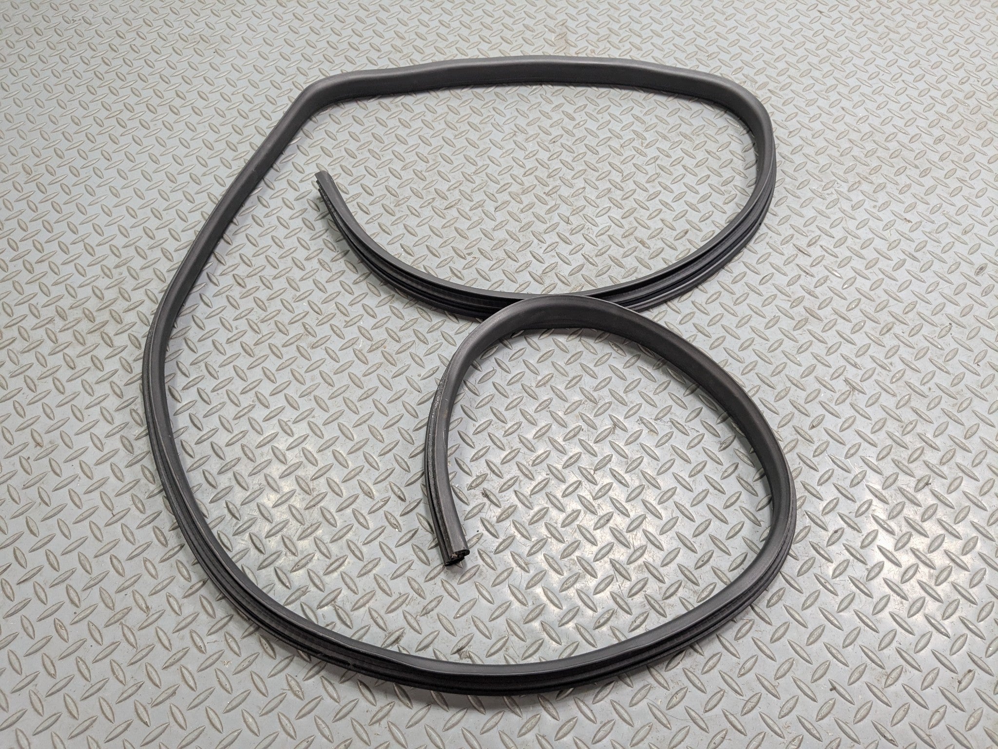 2008 - 2015 LAND ROVER LR2 OEM DOOR SEAL WEATHER STRIPPING RUBBER REAR LEFT SIDE
