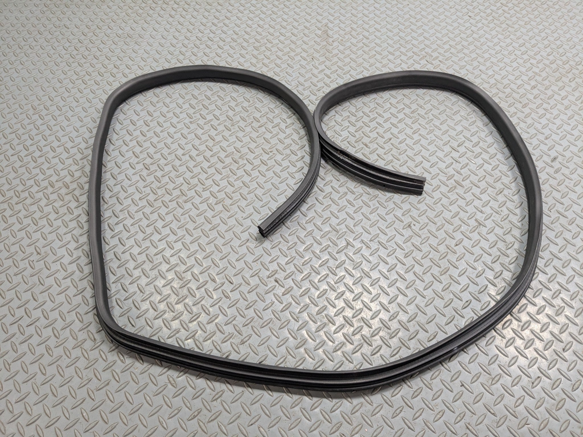 2008 - 2015 LAND ROVER LR2 OEM DOOR SEAL WEATHER STRIPPING RUBBER REAR LEFT SIDE