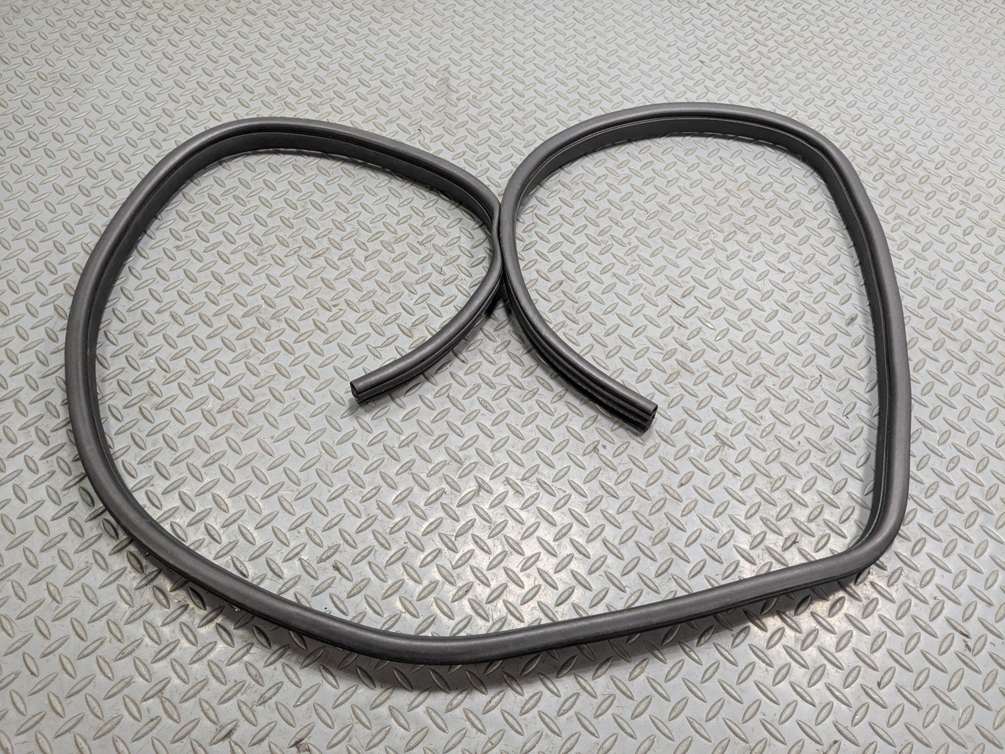 2008 - 2015 LAND ROVER LR2 OEM DOOR SEAL WEATHER STRIPPING RUBBER REAR LEFT SIDE