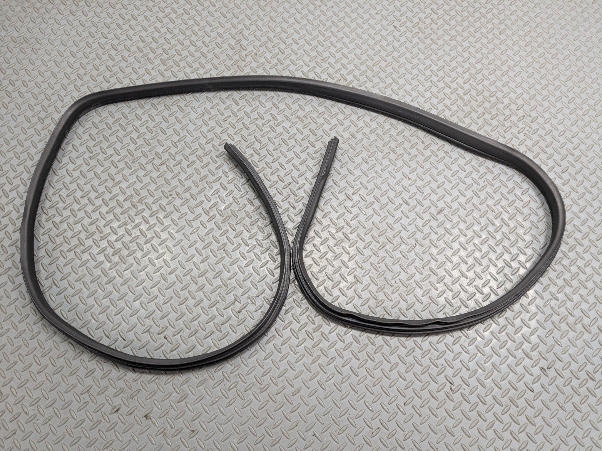 08 - 15 LAND ROVER LR2 OEM DOOR SEAL WEATHER STRIPPING RUBBER FRONT RIGHT SIDE