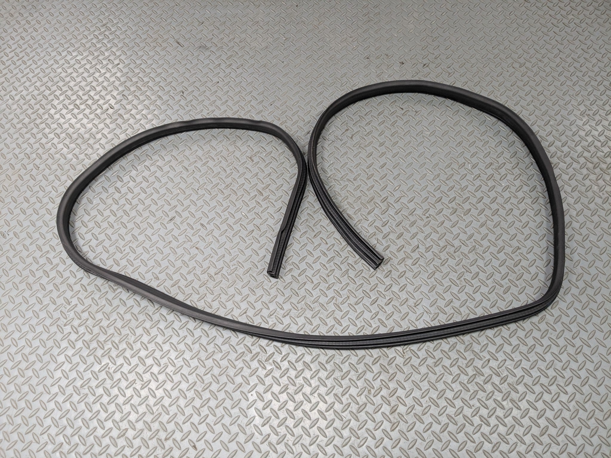 08 - 15 LAND ROVER LR2 OEM DOOR SEAL WEATHER STRIPPING RUBBER FRONT RIGHT SIDE