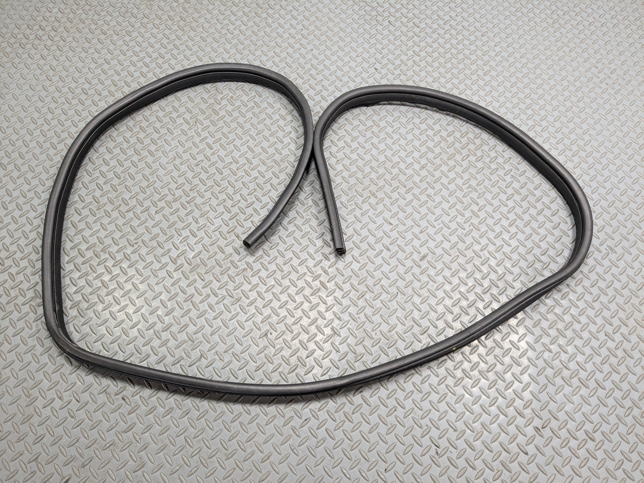 08 - 15 LAND ROVER LR2 OEM DOOR SEAL WEATHER STRIPPING RUBBER FRONT RIGHT SIDE