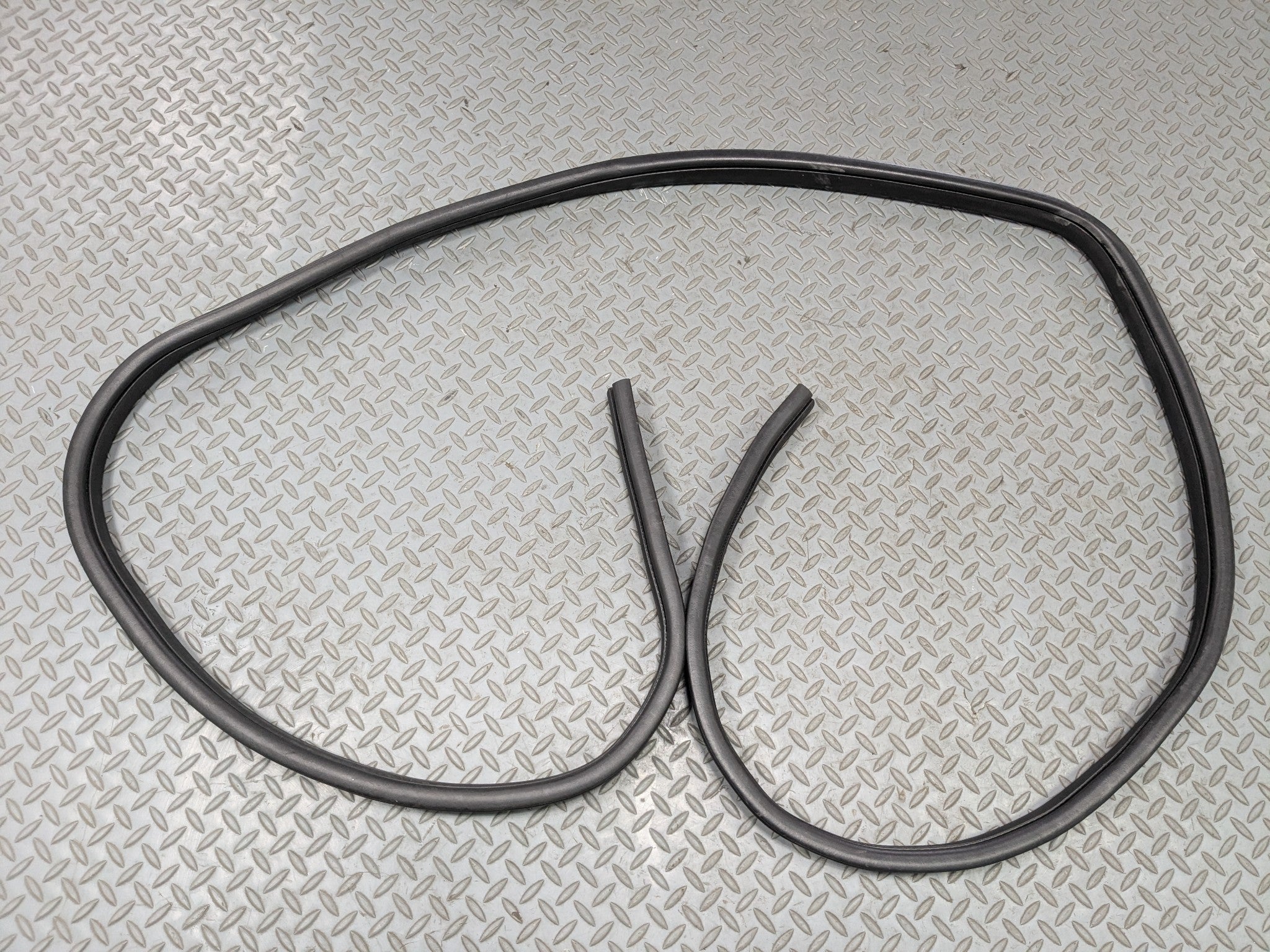 08 - 15 LAND ROVER LR2 OEM DOOR SEAL WEATHER STRIPPING RUBBER FRONT RIGHT SIDE