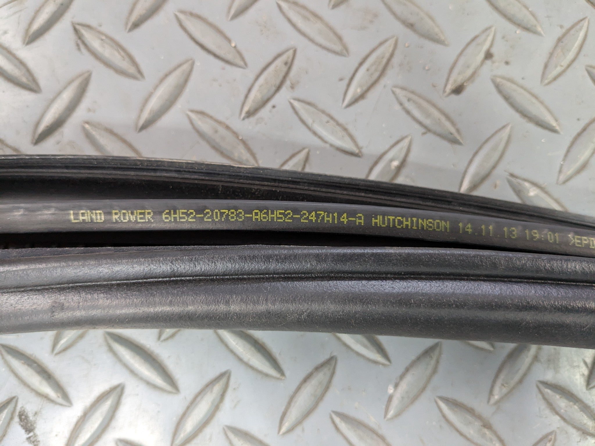 08 - 15 LAND ROVER LR2 OEM DOOR SEAL WEATHER STRIPPING RUBBER FRONT RIGHT SIDE