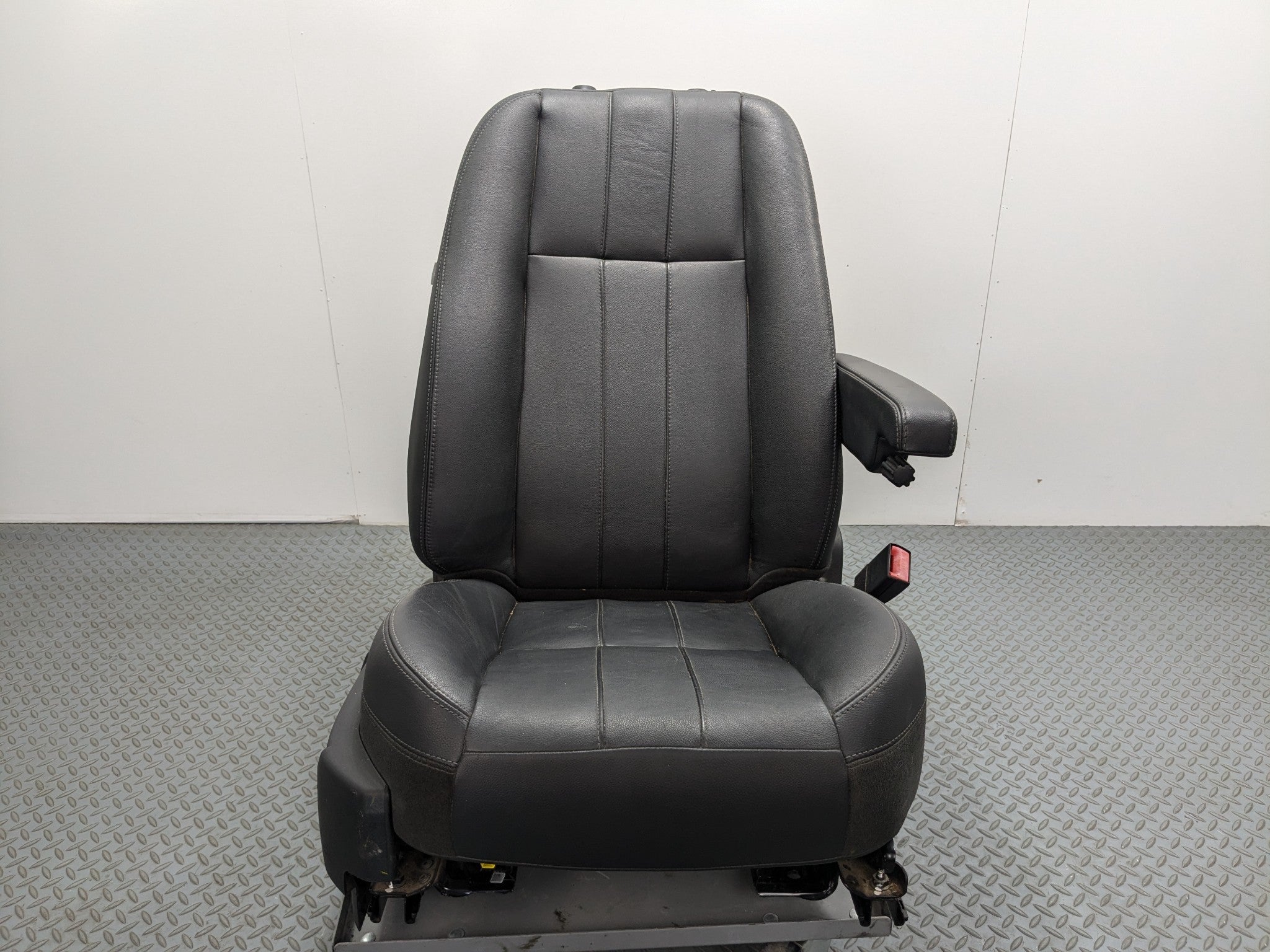 2008 - 2015 LAND ROVER LR2 OEM SEAT BLACK LEATHER WITH BUCKLE FRONT RIGHT SIDE