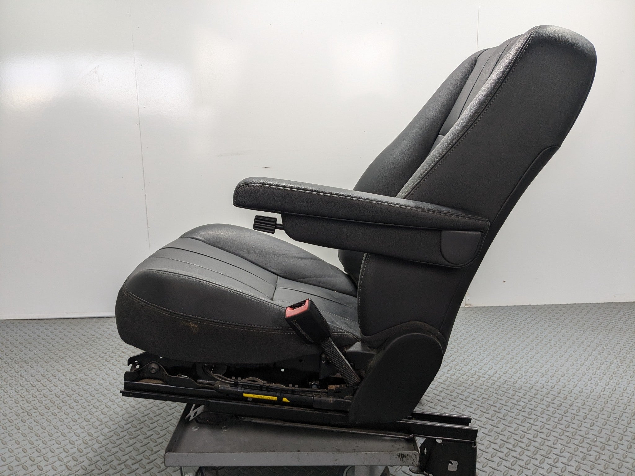 2008 - 2015 LAND ROVER LR2 OEM SEAT BLACK LEATHER WITH BUCKLE FRONT RIGHT SIDE