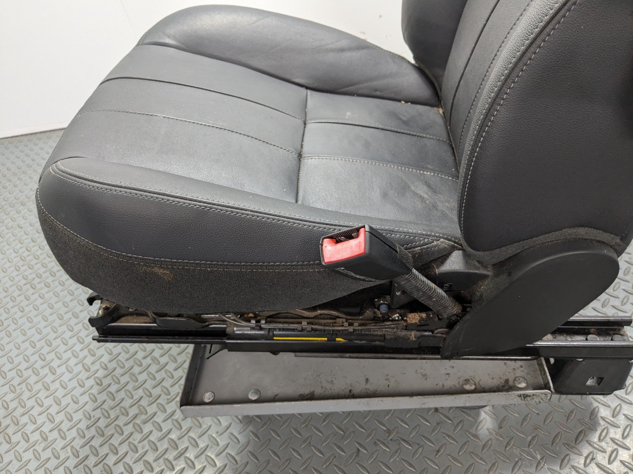 2008 - 2015 LAND ROVER LR2 OEM SEAT BLACK LEATHER WITH BUCKLE FRONT RIGHT SIDE
