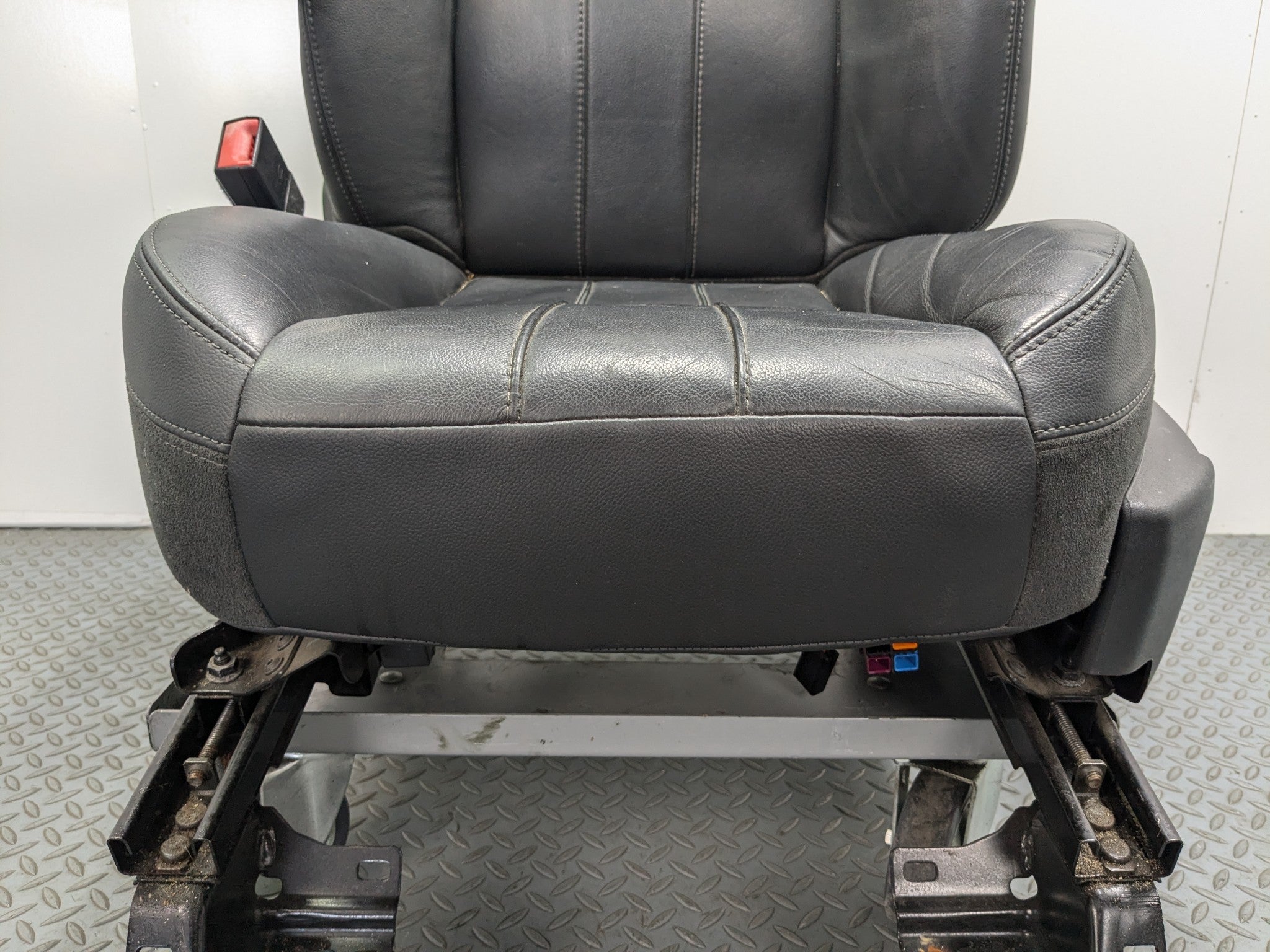 2008 - 2015 LAND ROVER LR2 OEM SEAT BLACK LEATHER WITH BUCKLE FRONT LEFT SIDE