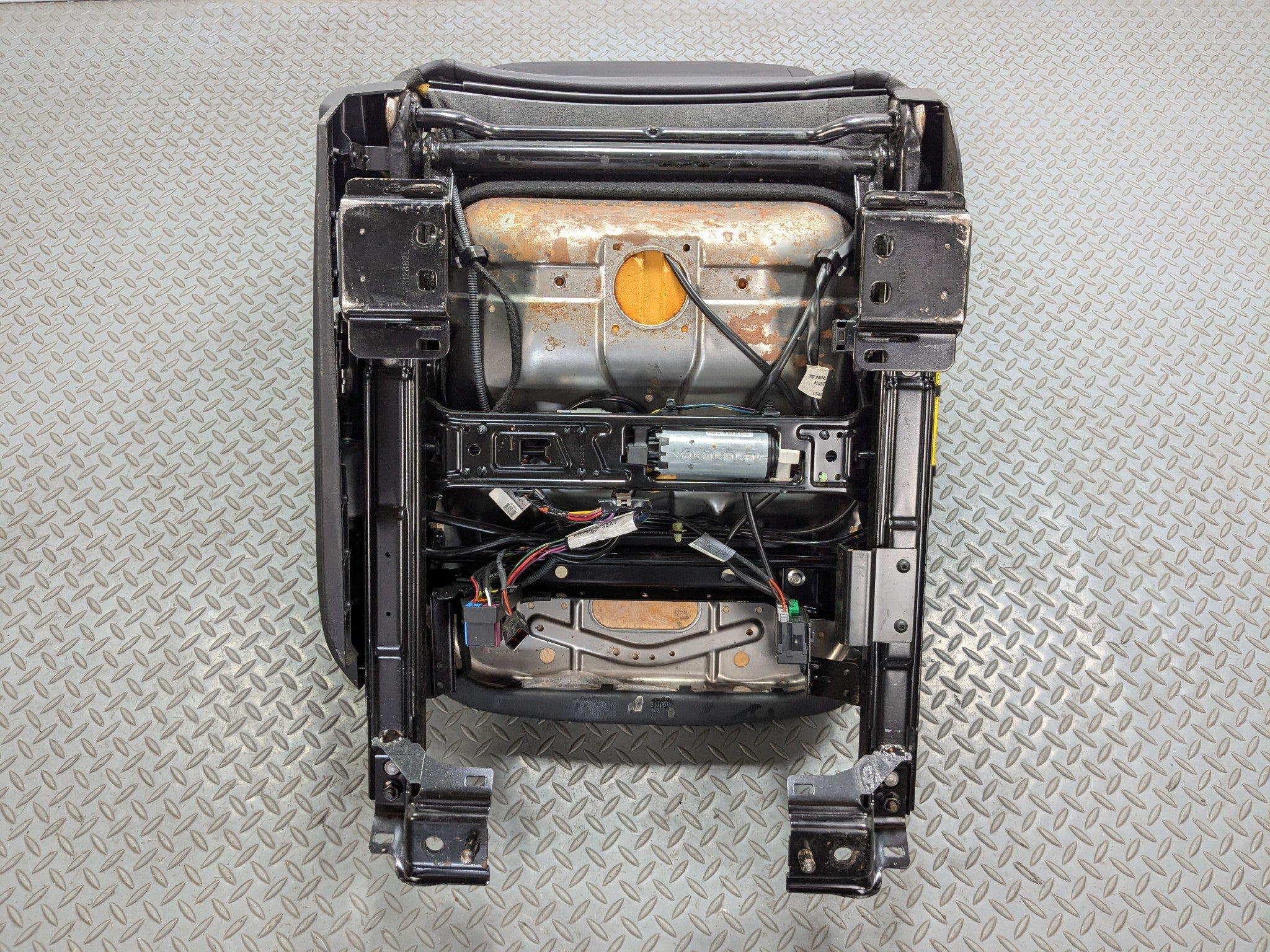 2008 - 2015 LAND ROVER LR2 OEM SEAT BLACK LEATHER WITH BUCKLE FRONT LEFT SIDE