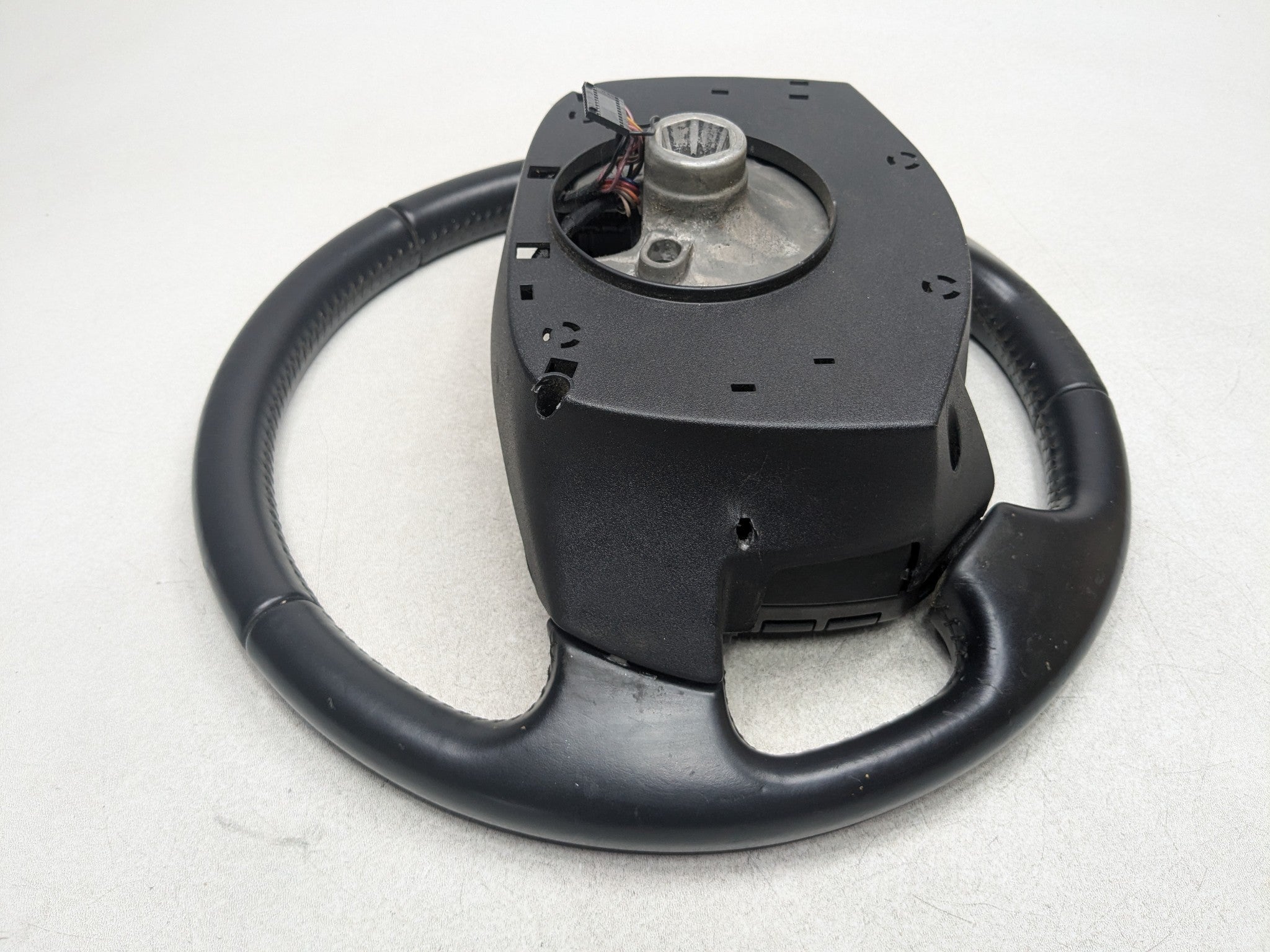 08 - 15 LAND ROVER LR2 OEM STEERING WHEEL WITH MULTIFUNCTIONAL CONTROL SWITCH