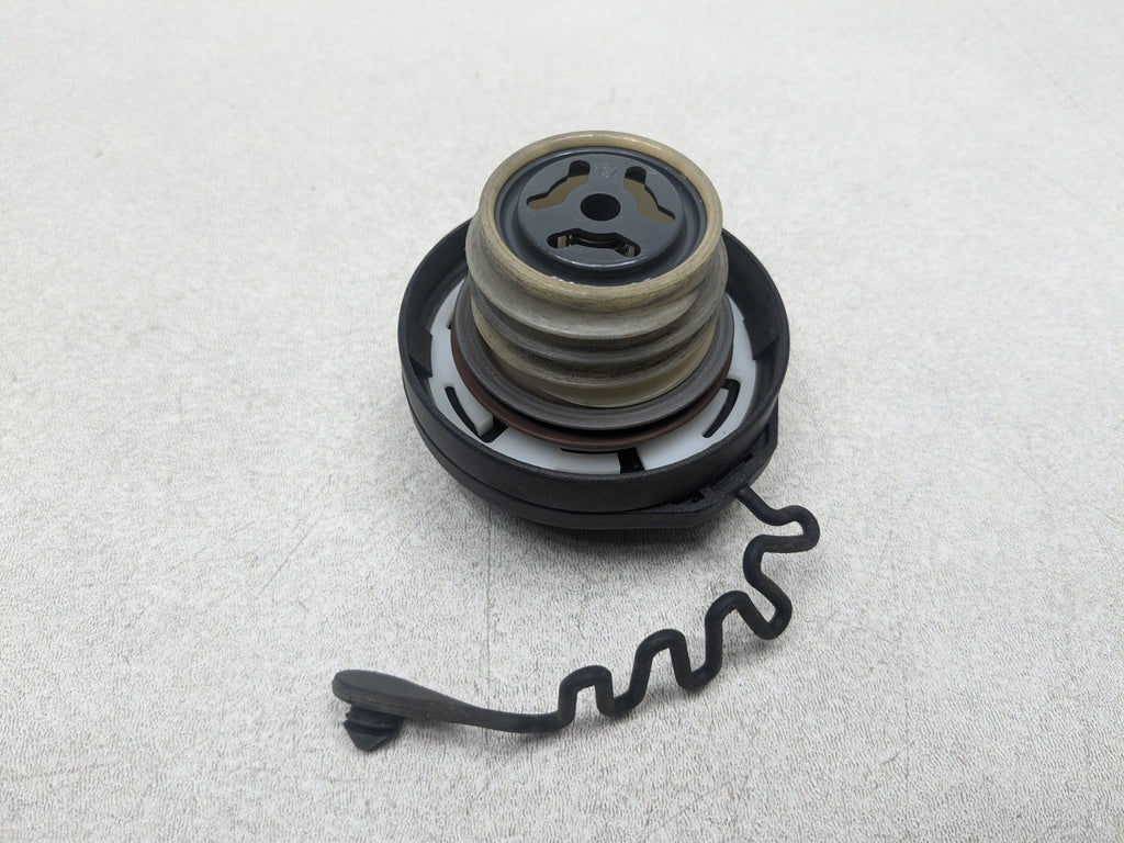2008 - 2015 LAND ROVER LR2 OEM FUEL GAS TANK FILLER CAP ASSEMBLY BLACK