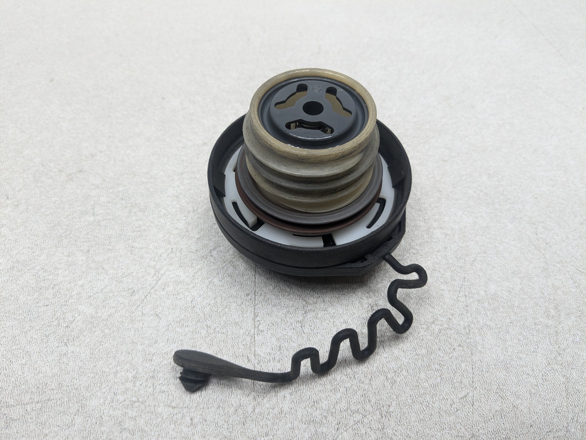 2008 - 2015 LAND ROVER LR2 OEM FUEL GAS TANK FILLER CAP ASSEMBLY BLACK