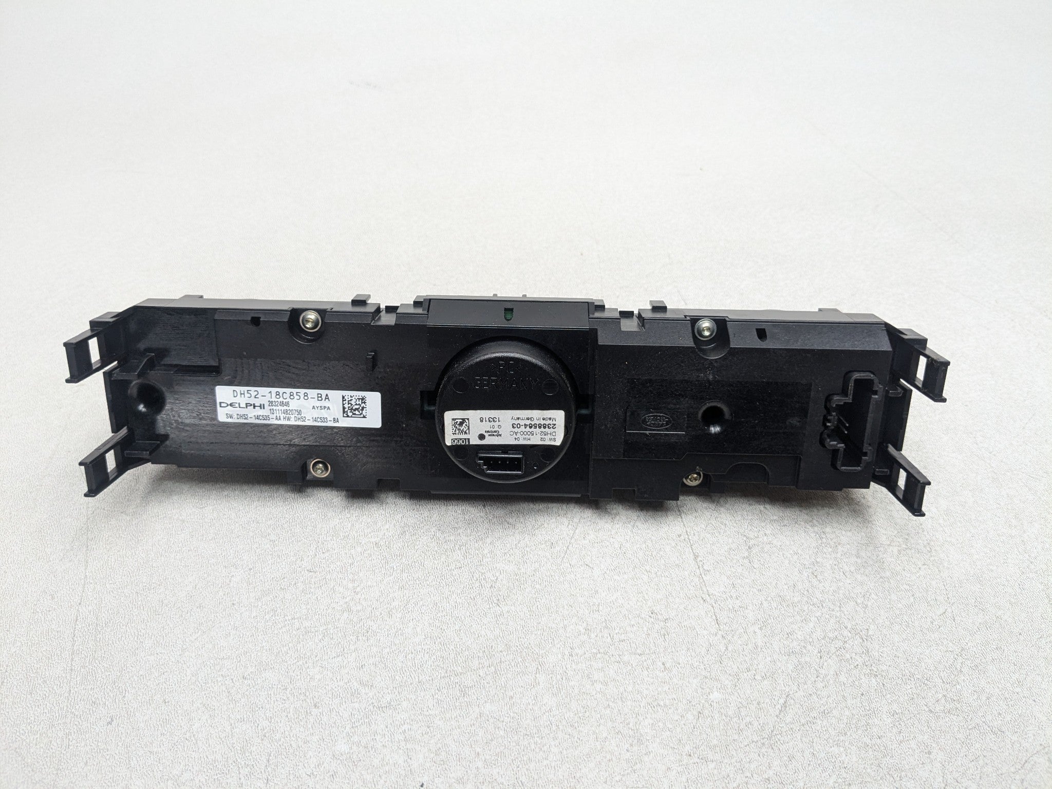 2008 - 2015 LAND ROVER LR2 OEM MULTIMEDIA RADIO CONTROL PANEL WITH CLOCK BLACK
