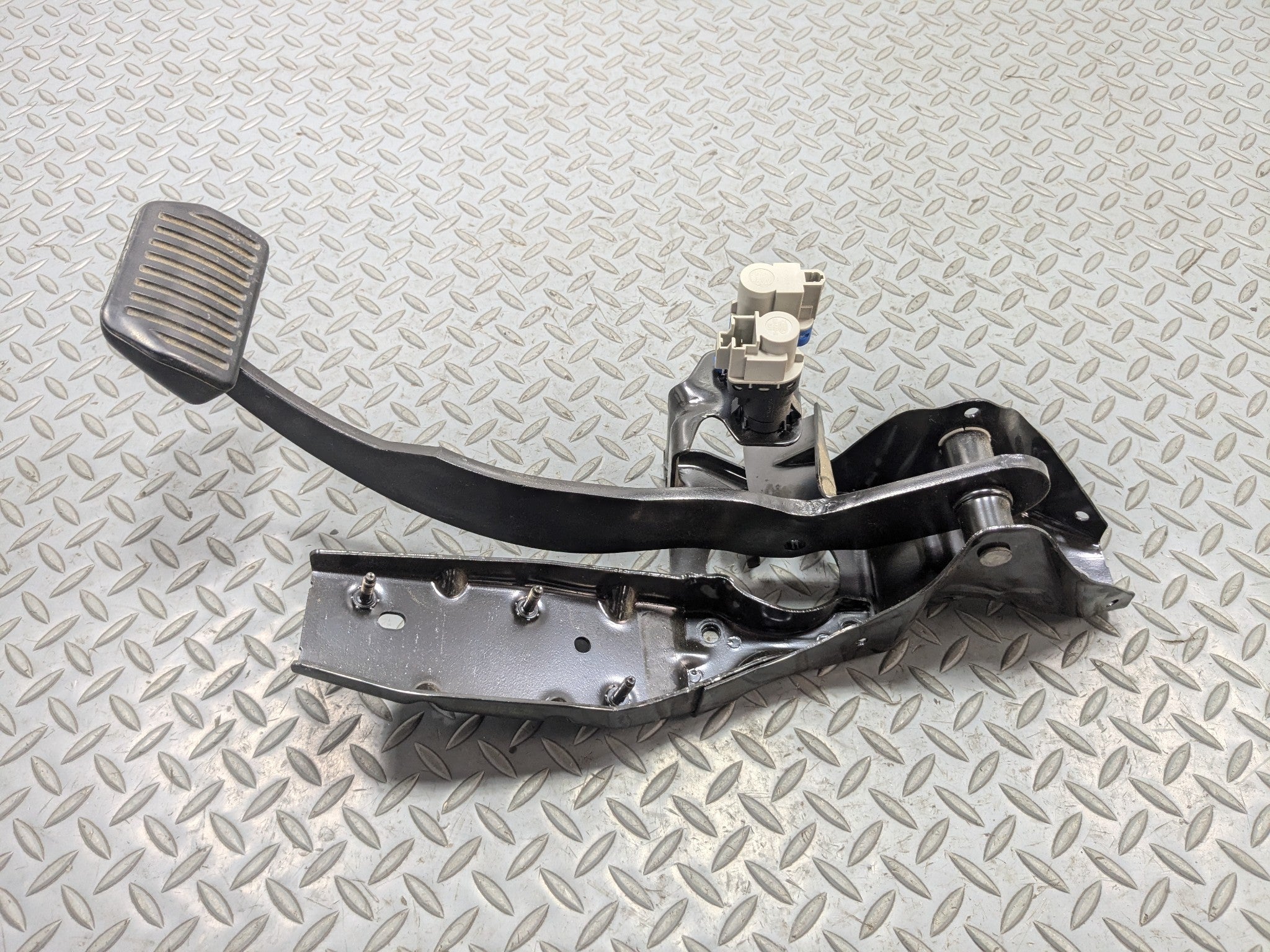 2008 - 2015 LAND ROVER LR2 OEM FOOT BRAKE PEDAL FRONT FLOOR WITH SUPPORT BRACKET