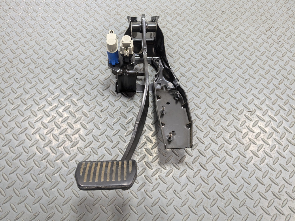 2008 - 2015 LAND ROVER LR2 OEM FOOT BRAKE PEDAL FRONT FLOOR WITH SUPPORT BRACKET