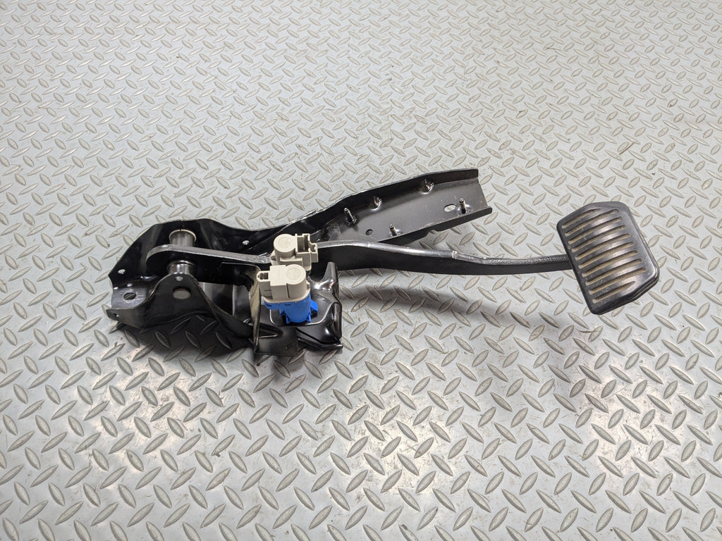 2008 - 2015 LAND ROVER LR2 OEM FOOT BRAKE PEDAL FRONT FLOOR WITH SUPPORT BRACKET