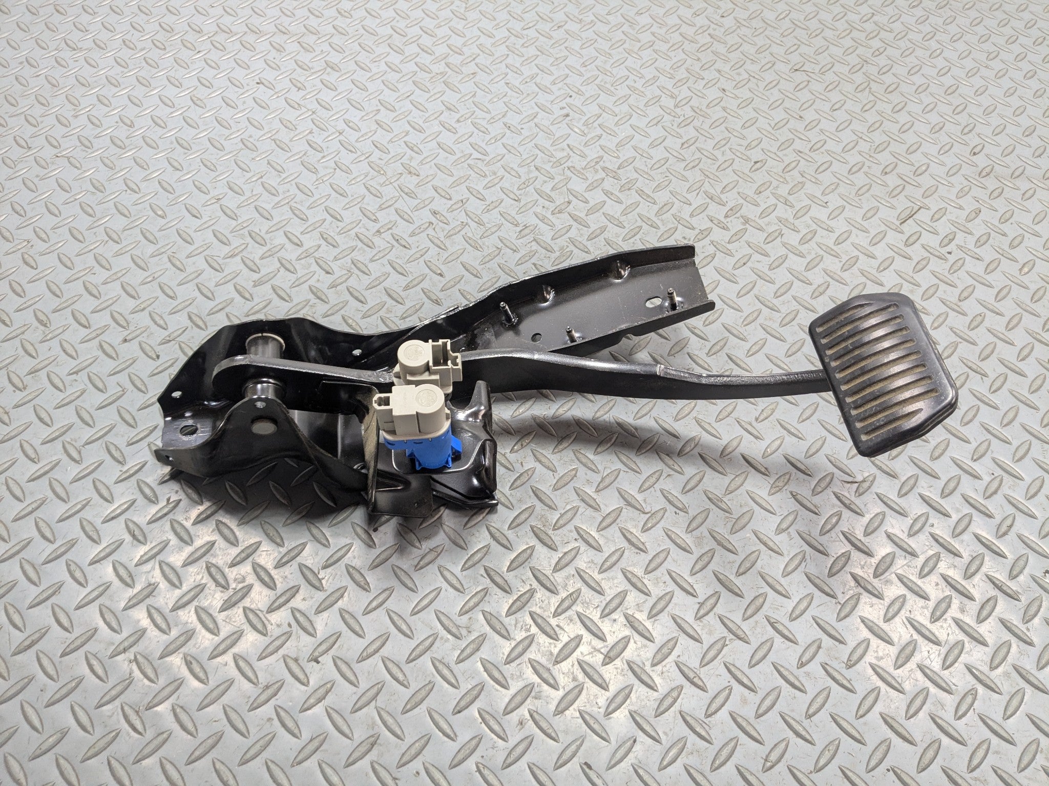 2008 - 2015 LAND ROVER LR2 OEM FOOT BRAKE PEDAL FRONT FLOOR WITH SUPPORT BRACKET