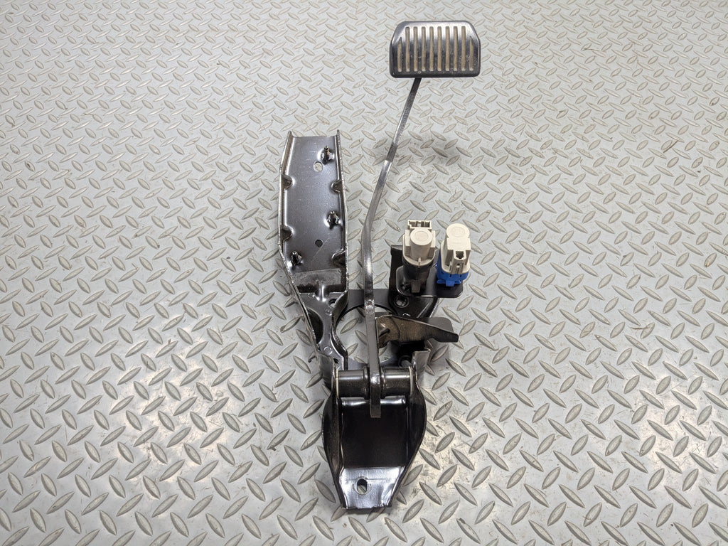 2008 - 2015 LAND ROVER LR2 OEM FOOT BRAKE PEDAL FRONT FLOOR WITH SUPPORT BRACKET