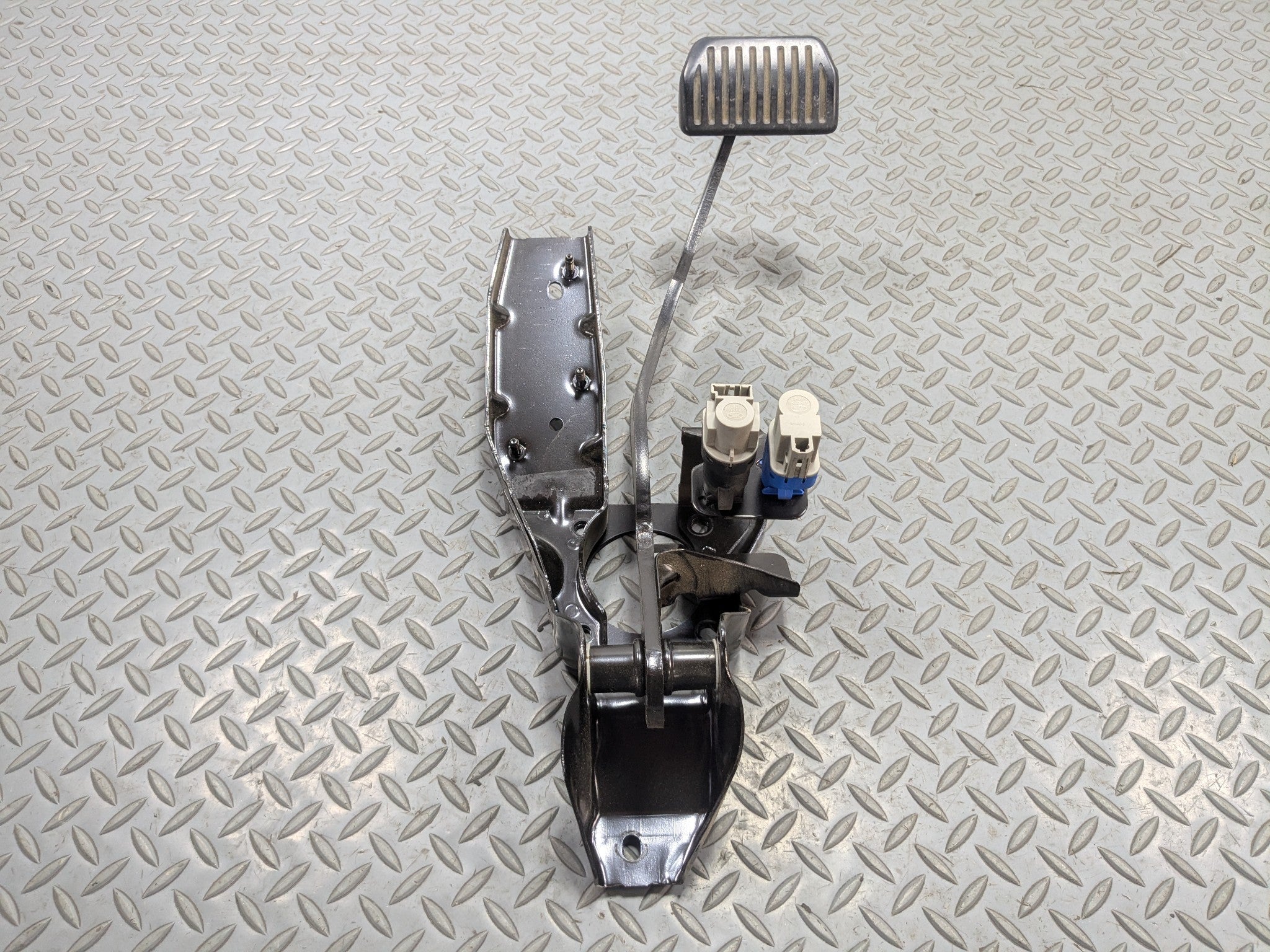 2008 - 2015 LAND ROVER LR2 OEM FOOT BRAKE PEDAL FRONT FLOOR WITH SUPPORT BRACKET