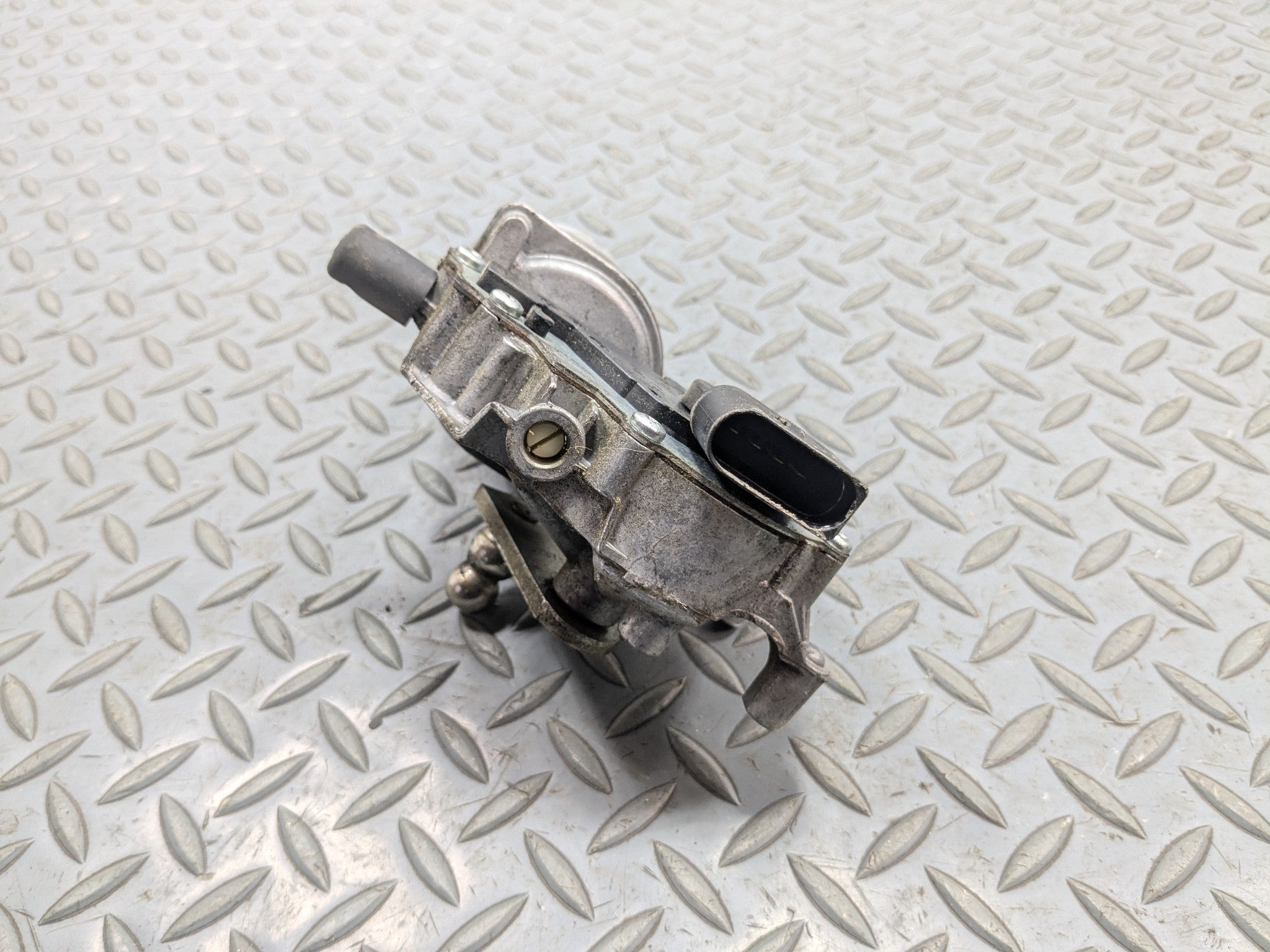 2008 - 2015 LAND ROVER LR2 OEM WINDSHIELD WIPER MOTOR ASSEMBLY FRONT SIDE