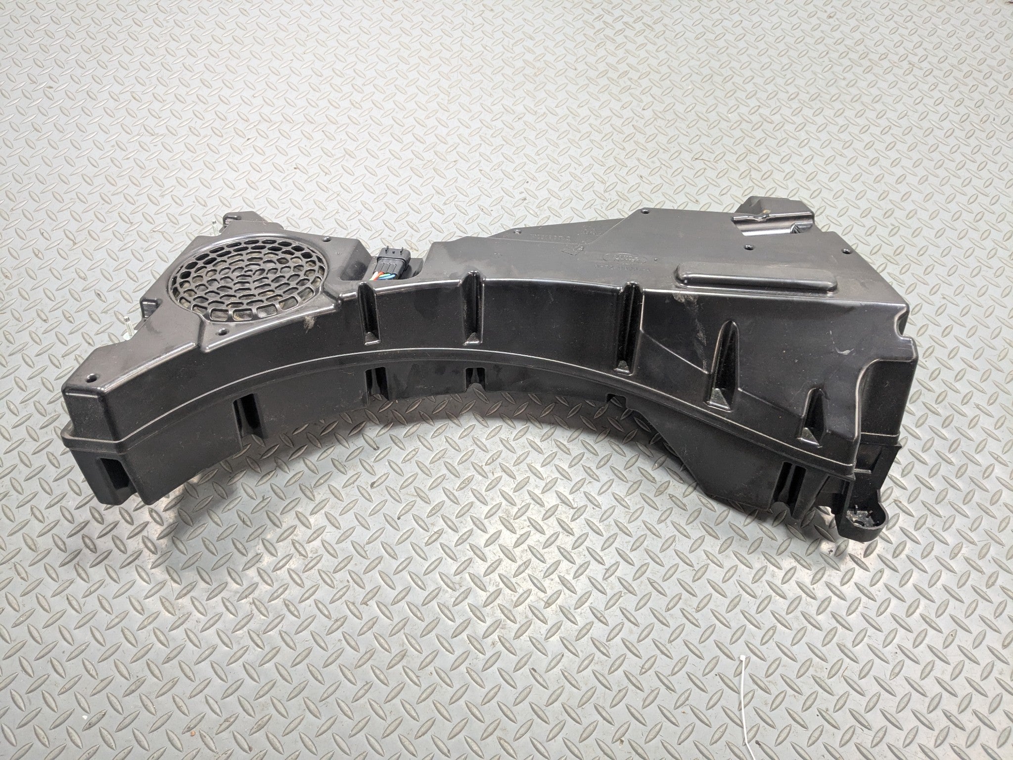 2008 - 2015 LAND ROVER LR2 OEM AUDIO SOUND SUBWOOFER SPEAKER BOX REAR SIDE