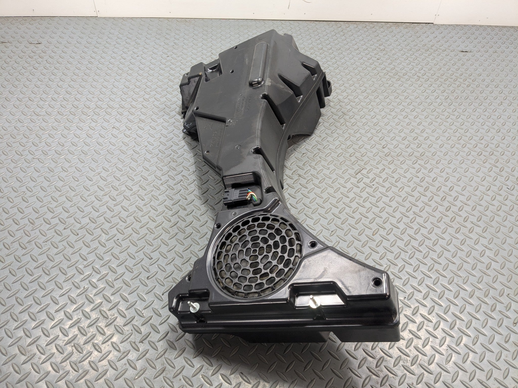 2008 - 2015 LAND ROVER LR2 OEM AUDIO SOUND SUBWOOFER SPEAKER BOX REAR SIDE