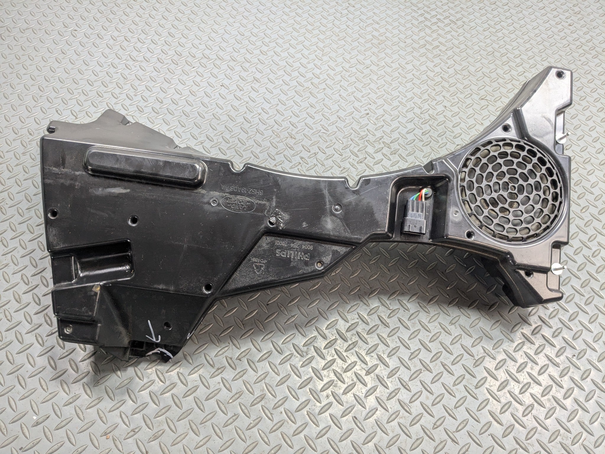 2008 - 2015 LAND ROVER LR2 OEM AUDIO SOUND SUBWOOFER SPEAKER BOX REAR SIDE