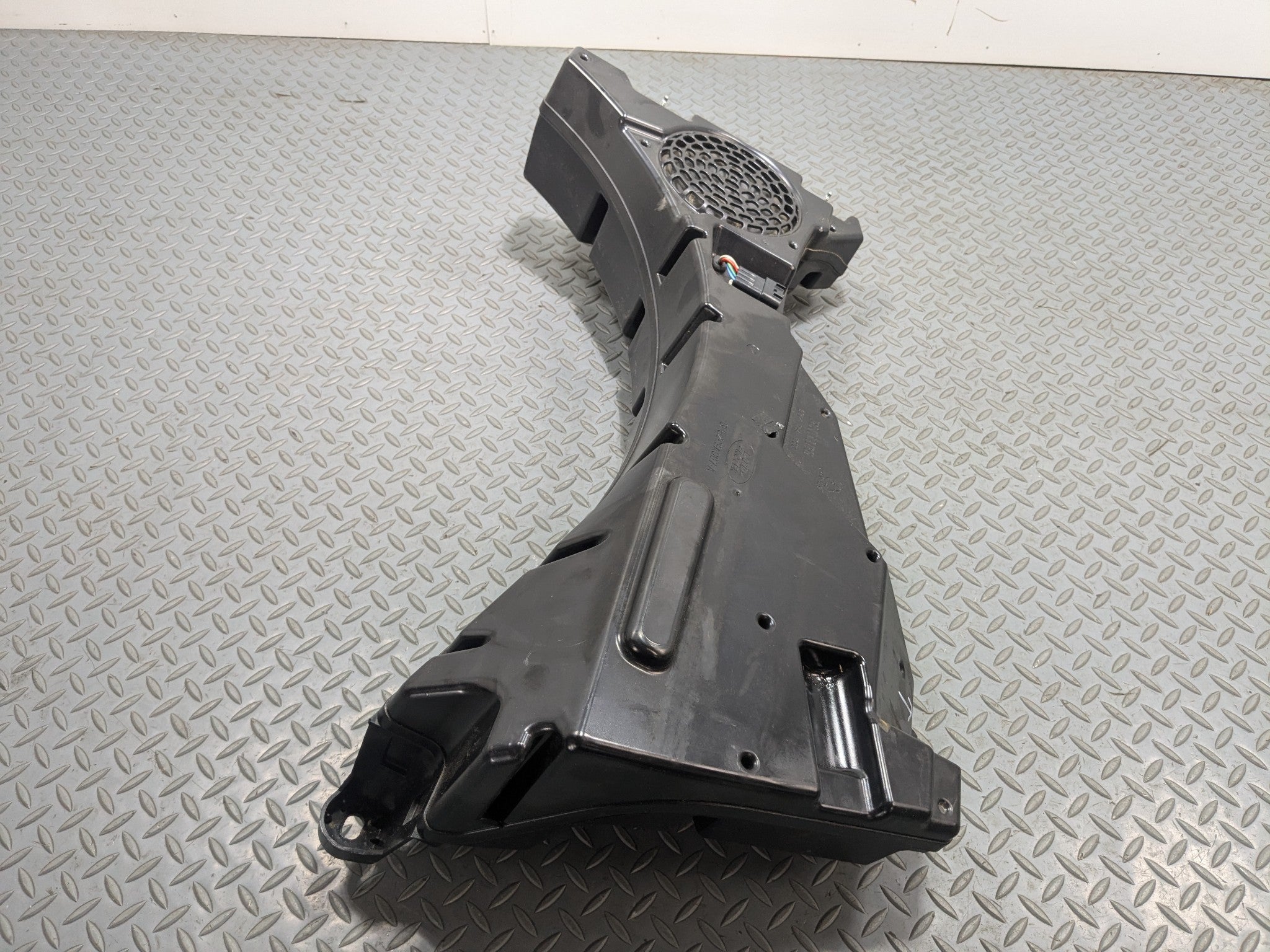 2008 - 2015 LAND ROVER LR2 OEM AUDIO SOUND SUBWOOFER SPEAKER BOX REAR SIDE